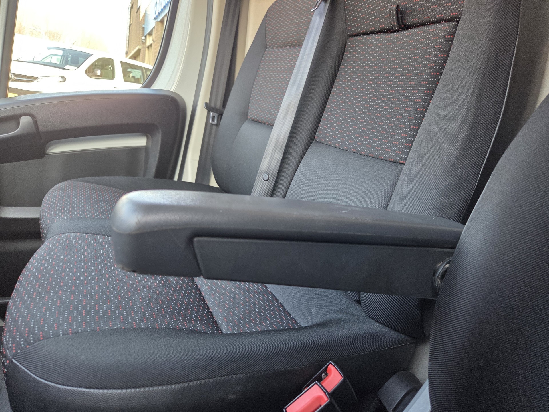 Peugeot Boxer 2.2 BlueHDi 140 Pk L2H2 Airco Cruise control Navigatie