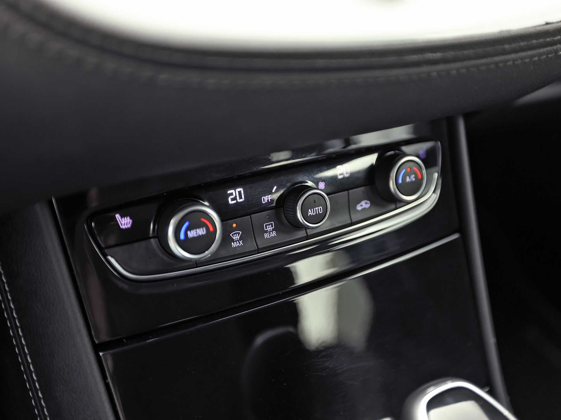 Opel Grandland X 1.2 Turbo Sport Automaat (APPLE CARPLAY, GROOT NAVI, CLIMATE, STUUR/STOELVERWARMING, SPORTSTOELEN, PARKEERSENSOREN, GETINT GLAS, CRUISE, NIEUWSTAAT)