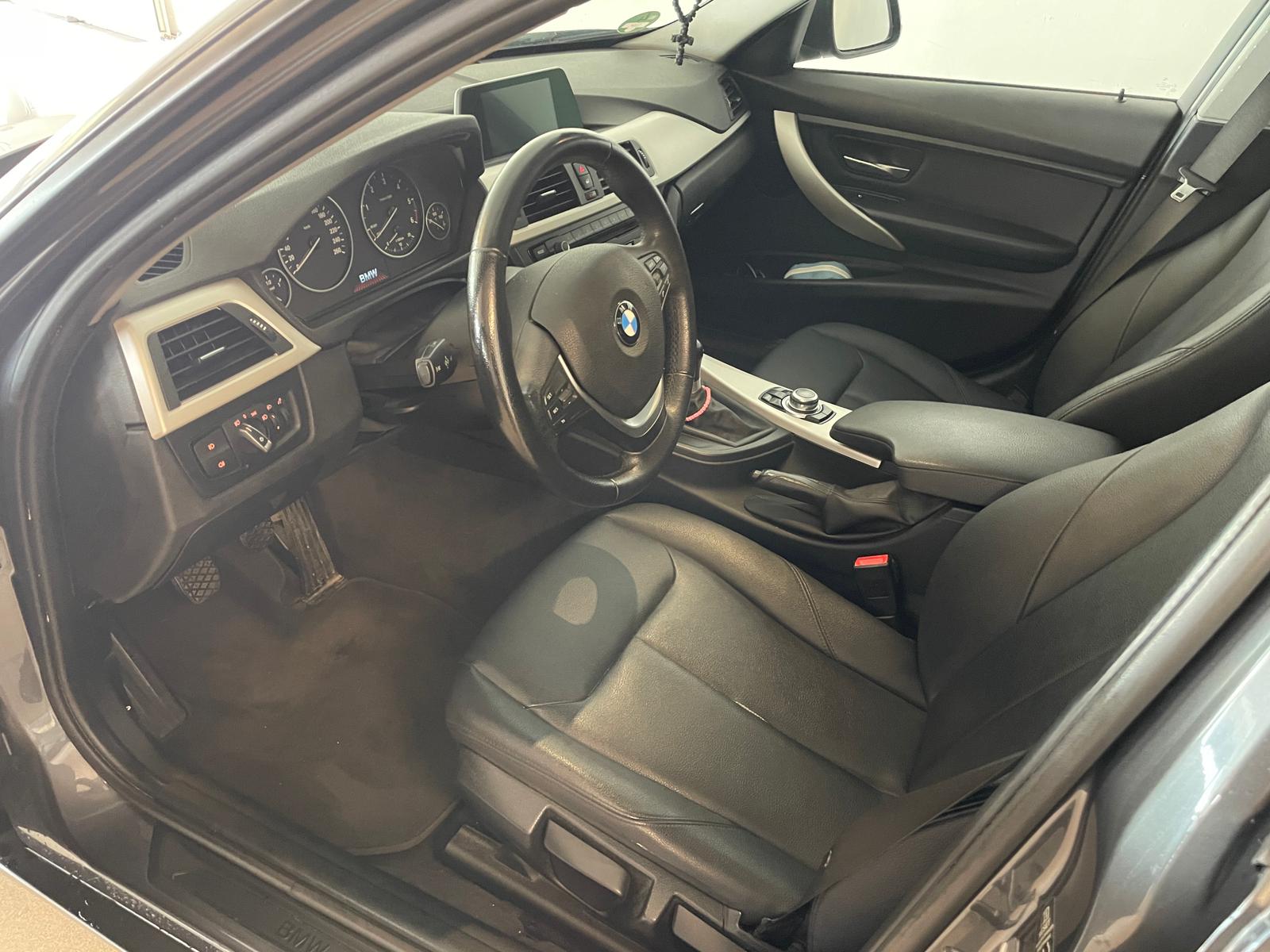BMW 3-serie Touring 318d xDrive Executive PANORAMADAK AIRCO NAVI CRUISE BLUEOOTH ELEK RAMEN CENT VERG KEURIGE AUTO
