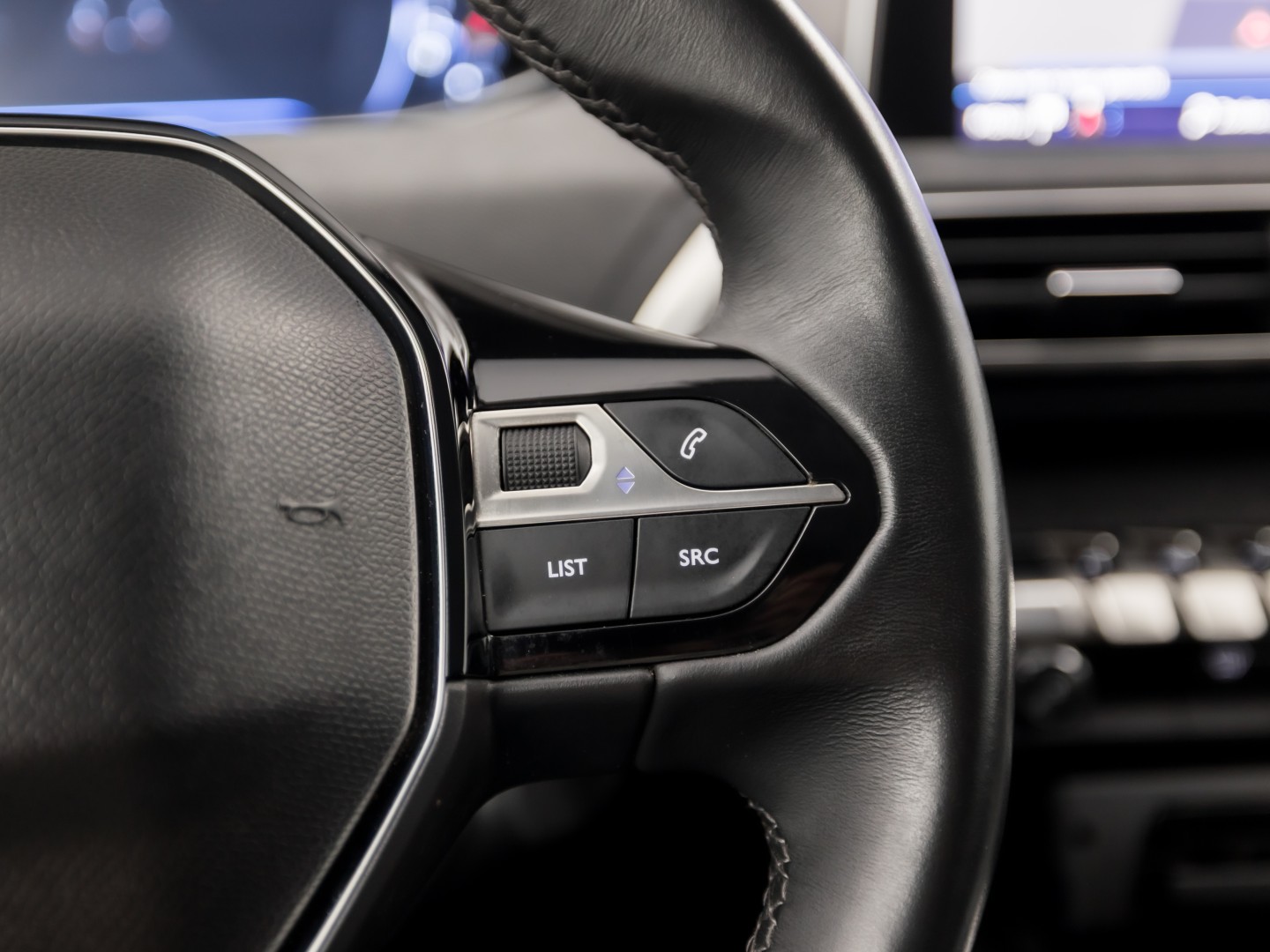 Peugeot 3008 1.2 PureTech Allure Sport (APPLE CARPLAY, GROOT NAVI, 360 CAMERA, DRIVE MODE, GETINT GLAS, SPORTSTOELEN, LEDER, TREKHAAK, CRUISE, NIEUWSTAAT)