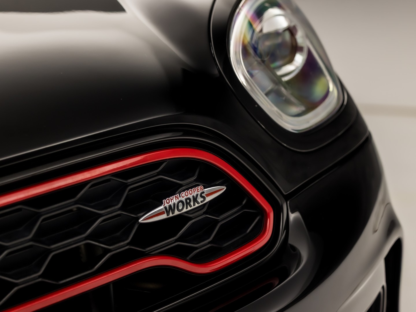 MINI Countryman 2.0 Cooper S John Cooper Works Chili 192Pk Automaat (PANORAMADAK, GROOT NAVI, LEDER, HARMAN/KARDON, CAMERA, STOELVERWARMING, SPORTSTOELEN, GETINT GLAS, NIEUWSTAAT)