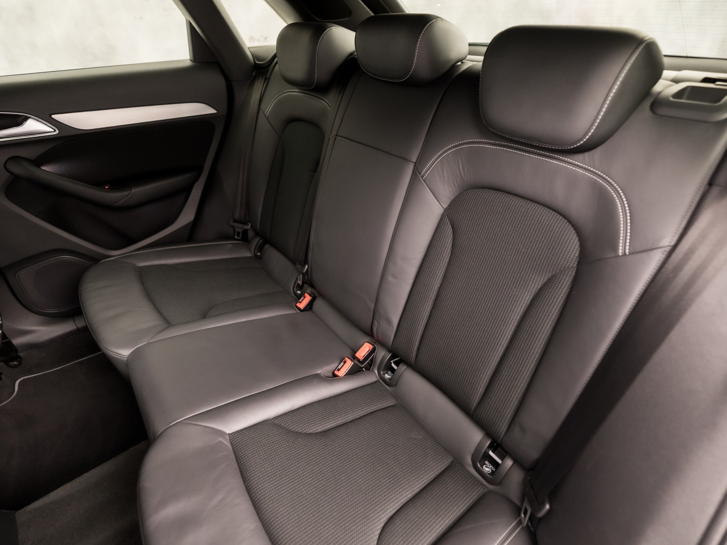 Audi Q3 1.4 TFSI S-Line Sport 150Pk Automaat (2X S-LINE, NAVIGATIE, LEDER, STOELVERWARMING, SPORTSTOELEN, GETINT GLAS, TREKHAAK, NIEUWE APK, NIEUWSTAAT)