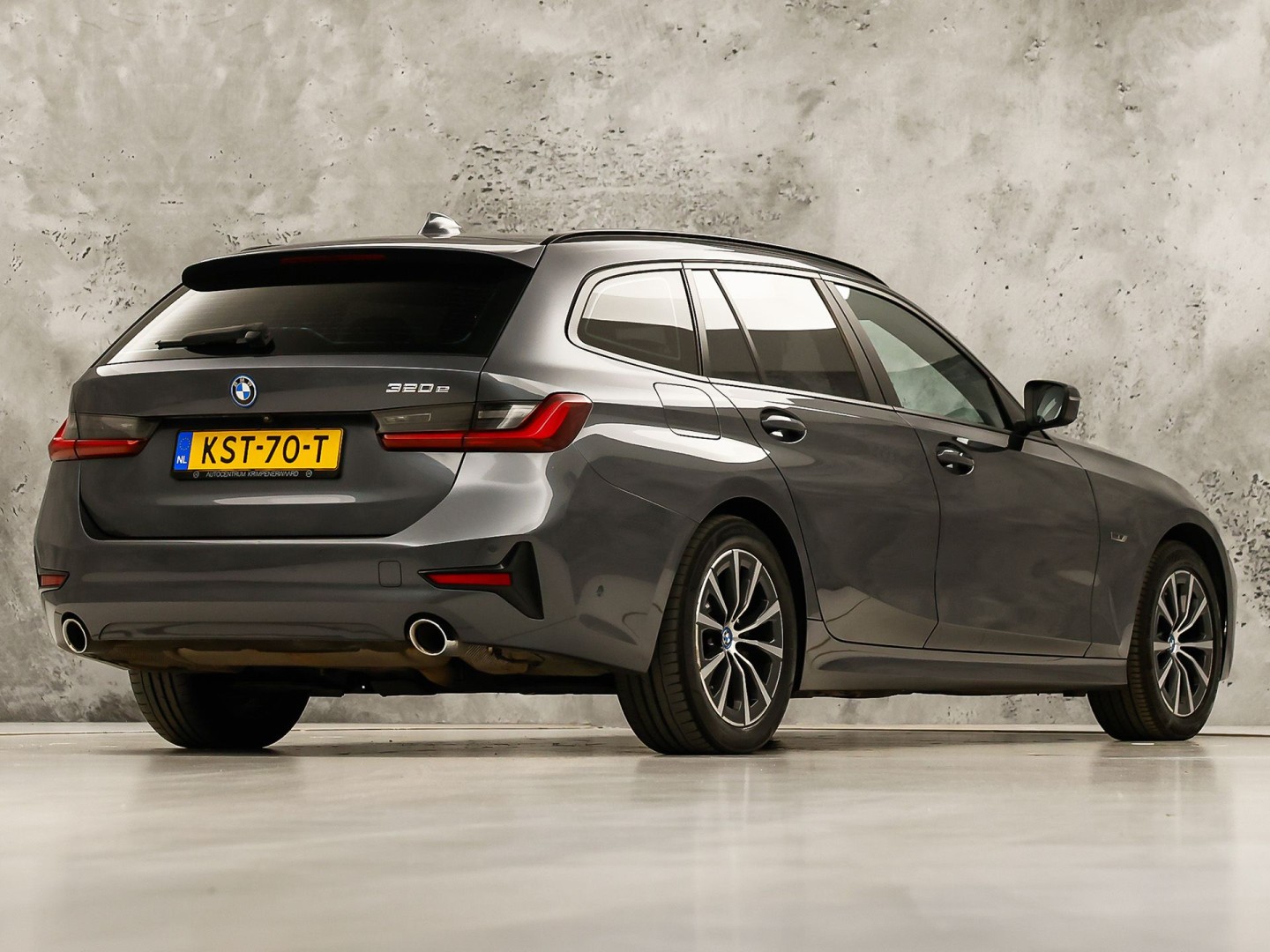 BMW 3-serie Touring 320e High Executive 204Pk Automaat (APPLE CARPLAY, M STUUR, GROOT NAVI, STOELVERWARMING, CAMERA, LEDER, SPORTSTOELEN, GETINT GLAS, ZWART HEMEL, NIEUWE APK, NIEUWSTAAT)