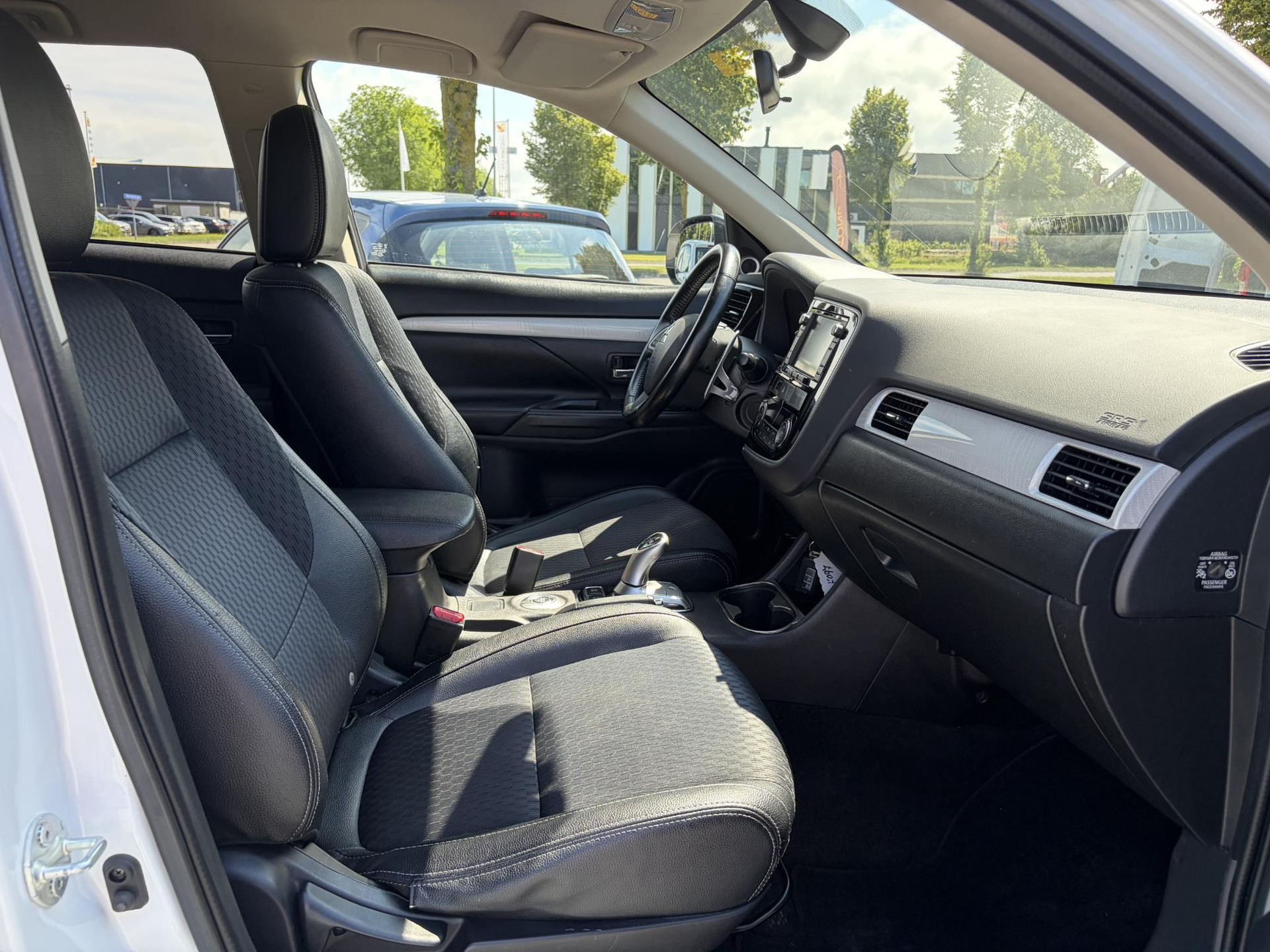 Mitsubishi Outlander 2.0 PHEV Business Edition SOH 73%,Trekhaak,Navi,Camera,Keyless,Halfleder,Clima,Cruise,Lm velgen,N.A.P,Apk tot 04-2027