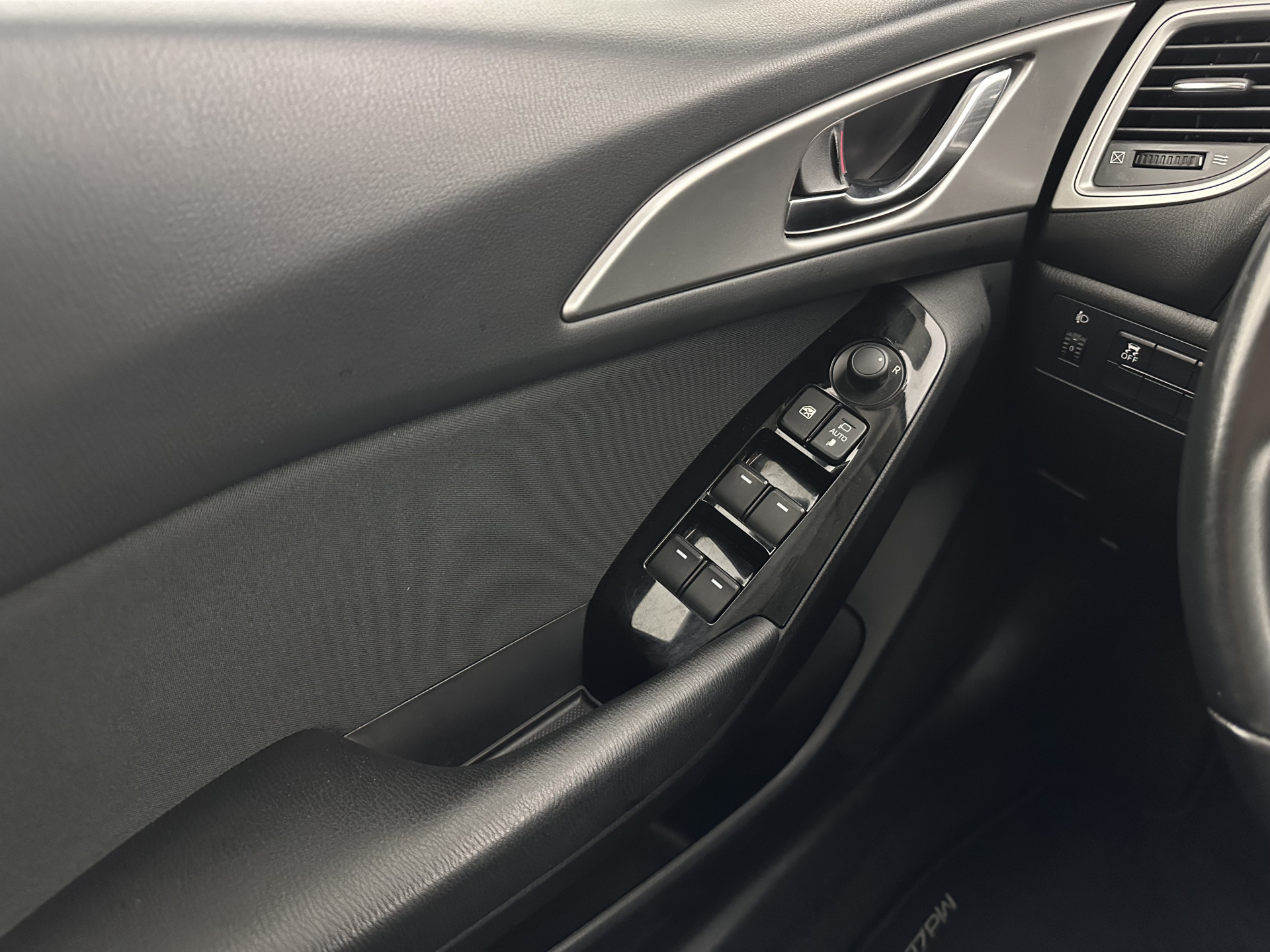 Mazda 3 2.2 SkyActiv-D 150 SkyLease *HEATED-COMFORTSEATS | NAVI-FULLMAP | DAB+ | PRIVACYGLASS | ECC | PDC | CRUISE | 18''ALU*