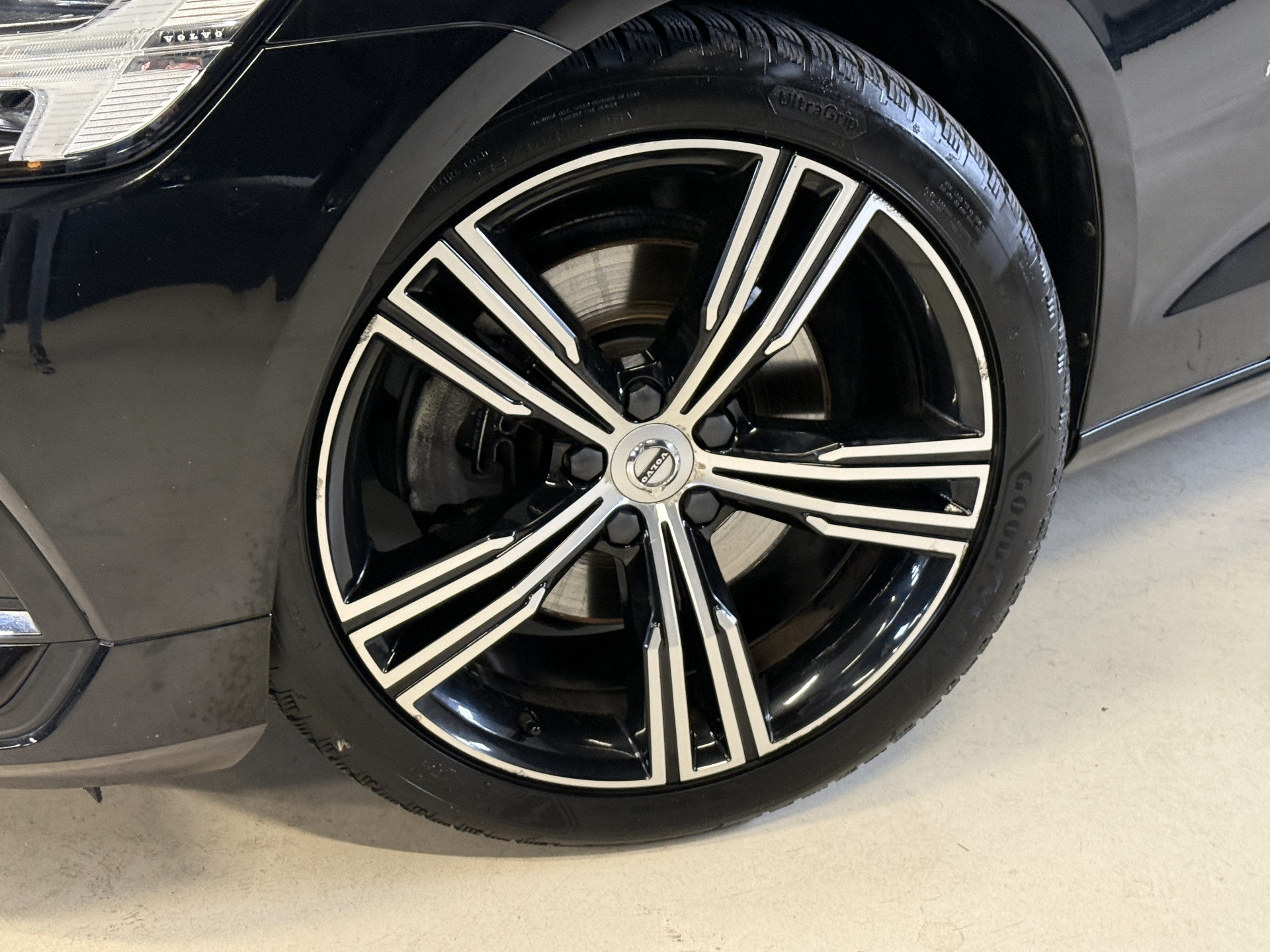 Volvo V60 2.0 B3 R-Design | Trekhaak | Panoramadak | Apple Carplay | Leder