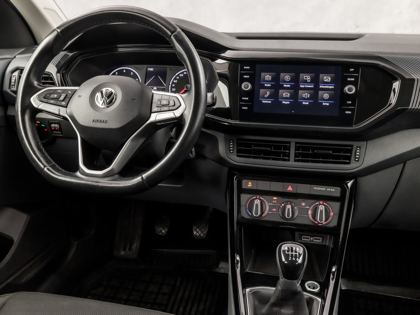 Volkswagen T-Cross 1.0 TSI Sport (APPLE CARPLAY, CAMERA, GETINT GLAS, CRUISE, LM VELGEN, SPORTSTOELEN, NIEUWSTAAT)