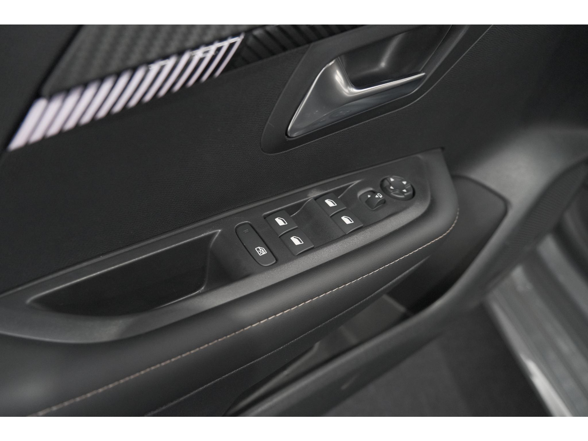 Peugeot 208 PureTech 100 Allure | Apple Carplay | Parkeersensoren | Climate Control