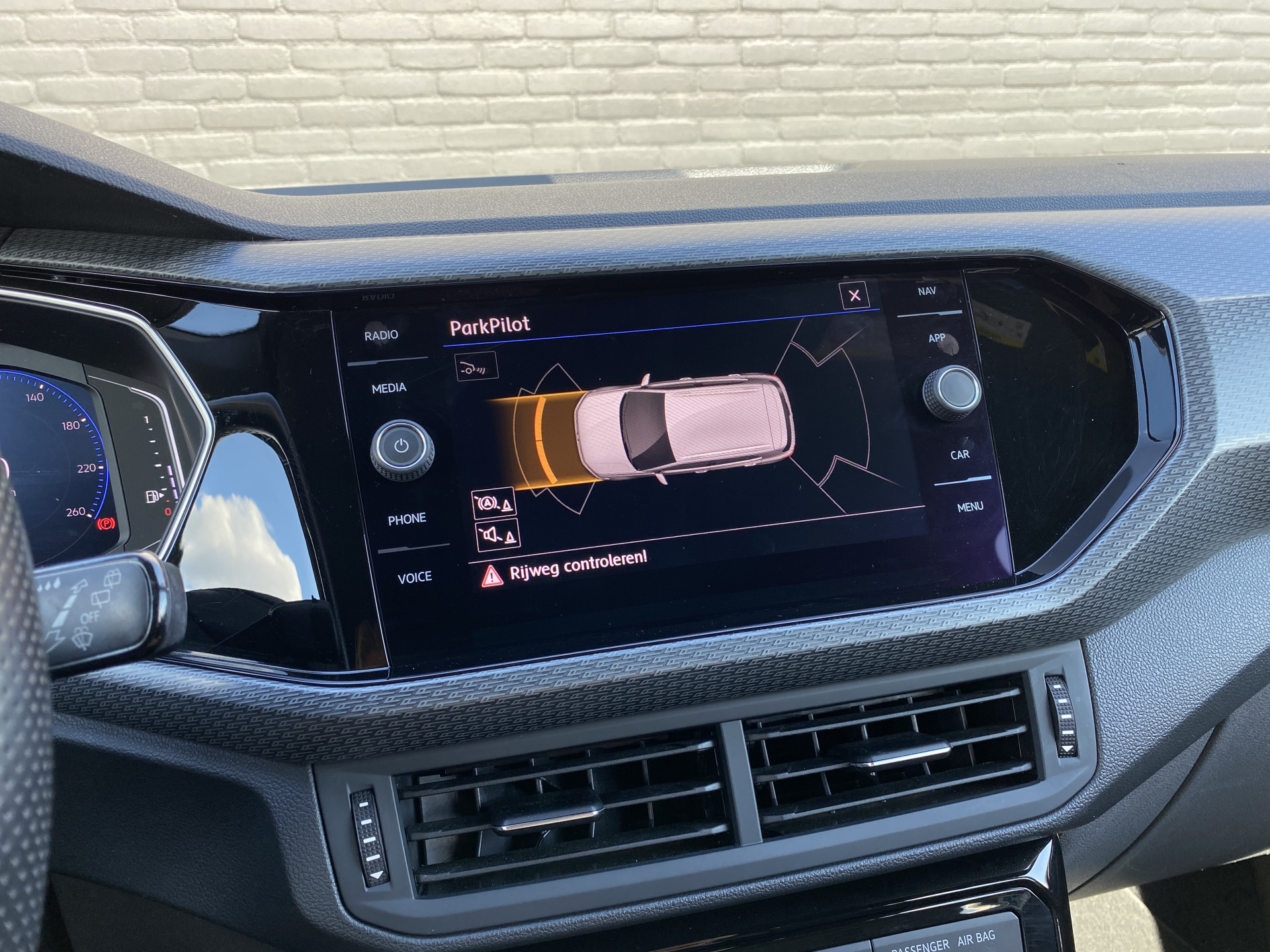 Volkswagen T-Cross 1.0 TSI R Line 116 pk | dealer onderh. | virtual cockpit | navigatie | camera | stoelverwarming | apple carplay | keyless go