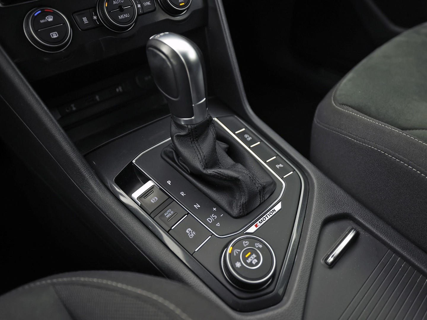 Volkswagen Tiguan 1.4 TSI 4Motion R-Line Sport 150Pk Automaat (VIRTUAL COCKPIT, APPLE CARPLAY, MODE KNOP, GROOT NAVI, ALCANTARA, STOELVERWARMING, SPORTSTOELEN, GETINT GLAS, ADAPTIVE CRUISE, NIEUWSTAAT)