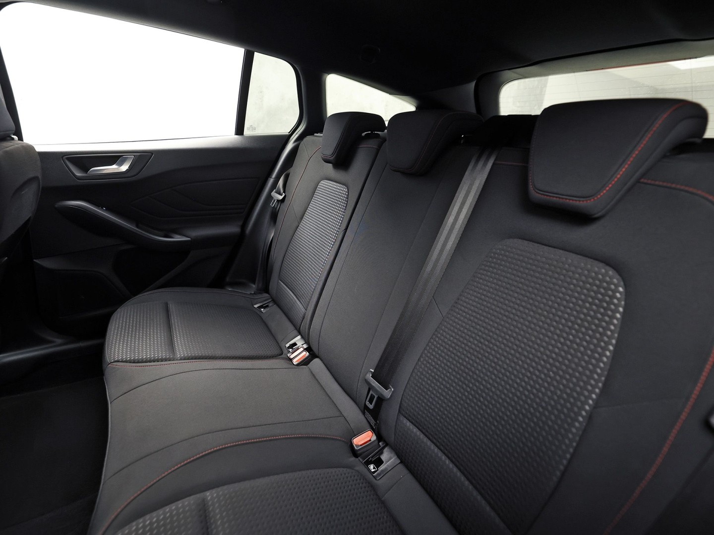 Ford Focus Wagon 1.0 EcoBoost ST Line (APPLE CARPLAY, GROOT NAVI, STUUR/STOELVERWARMING, KEYLESS, GETINT GLAS, SPORTSTOELEN, CRUISE, PARKEERSENSOREN, NIEUWSTAAT)