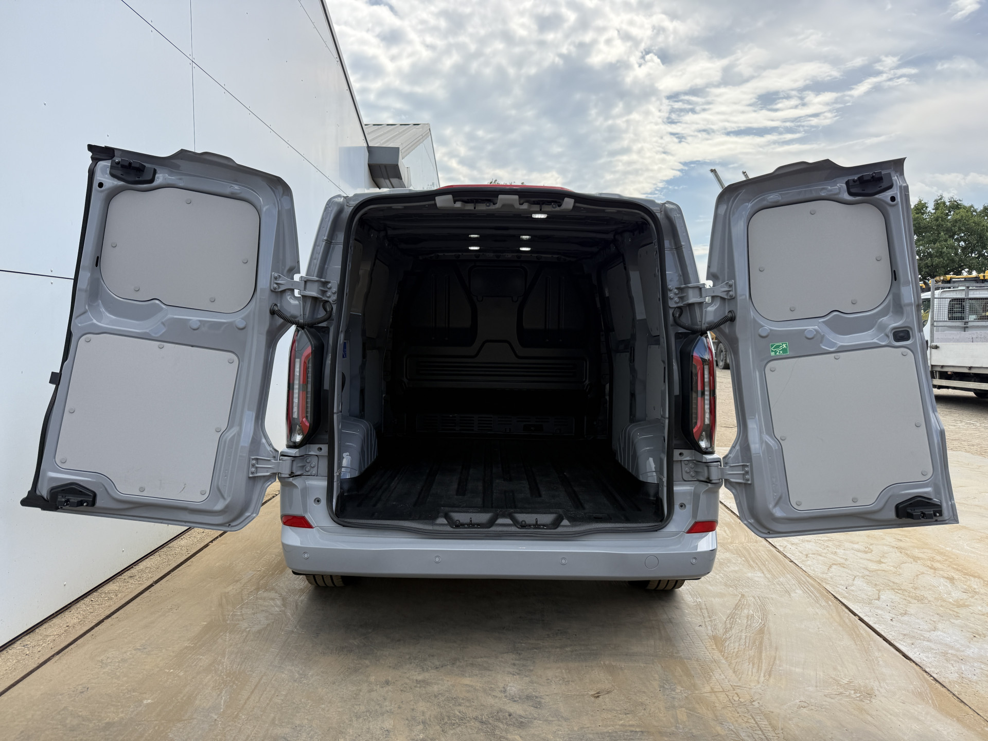 Ford e-Transit Custom 65 kWh 218PK Elektrisch 344km WLTP 2300kg Trekvermogen BEV Snelladen Stoelverwarming LED Cruise Control Camera Carplay Parkeersensoren v+a
