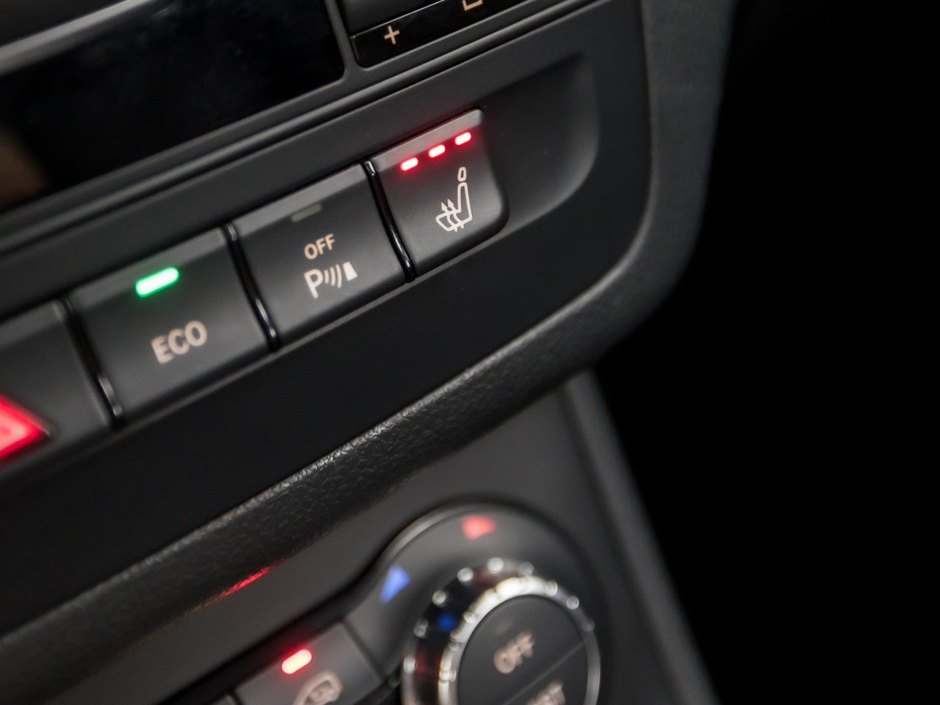 Mercedes-Benz B-Klasse 200 AMG Sport 157Pk (GROOT NAVI, CLIMATE, CAMERA, HARMAN/KARDON, STOELVERWARMING, LEDEREN SPORTSTOELEN, HARMAN/KARDON, XENON, ZWART HEMEL, NIEUWSTAAT)