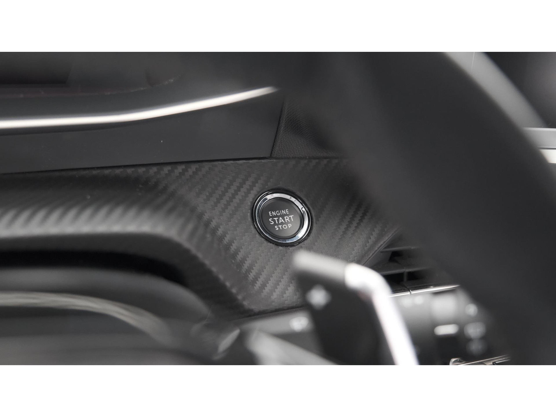 Peugeot 208 PureTech 100 EAT8 Allure | Parkeersensoren | Stoelverwarming | Apple Carplay | Climate Control