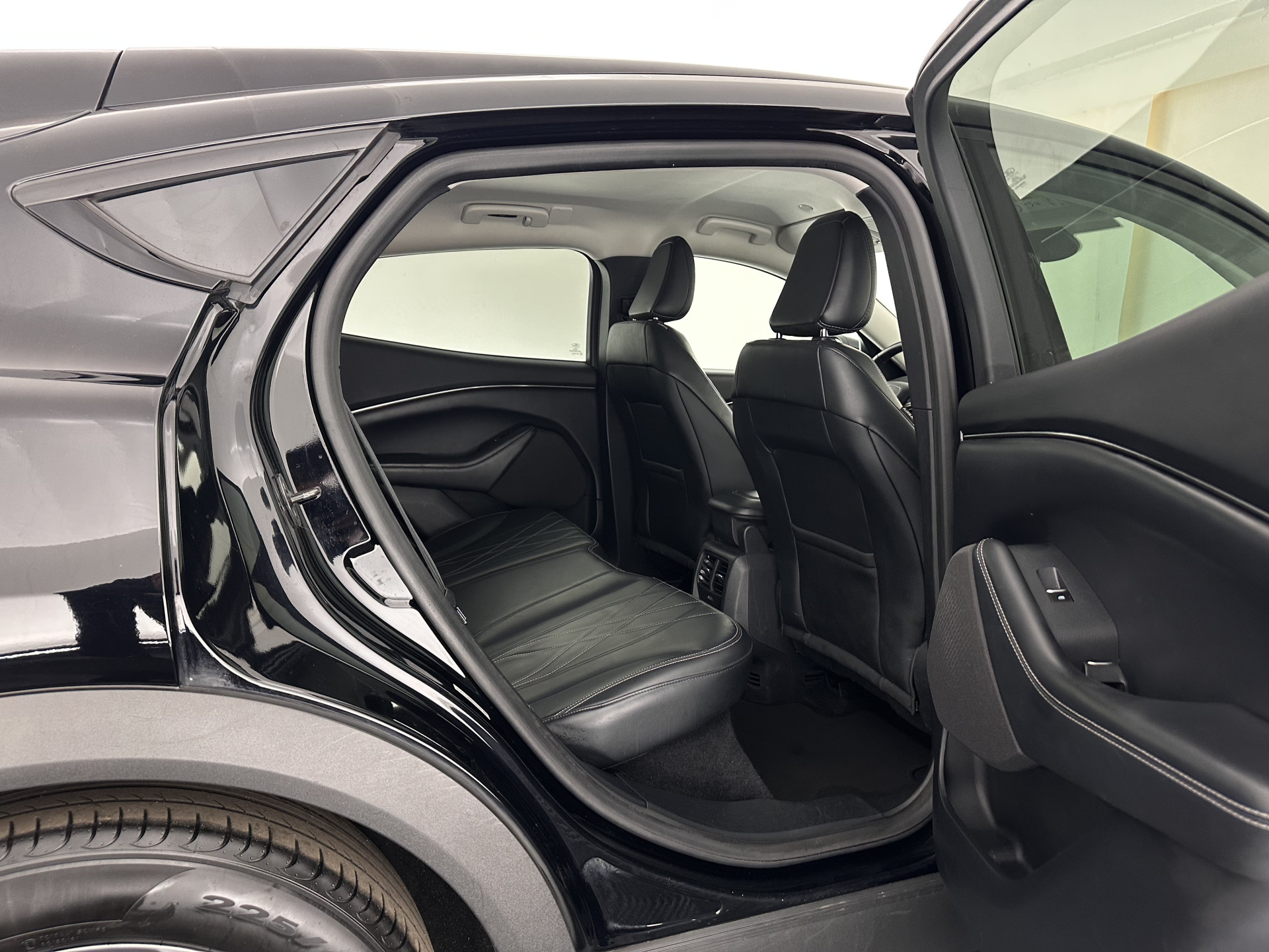 Ford Mustang Mach-E RWD 75 kWh [ 3-Fase-11kW] {SOH-89%} (INCL-BTW) *LEATHER | FULL-LED | DAB | DIGI-COCKPIT | KEYLESS | NAVI-FULLMAP | CARPLAY | HEATED-COMFORTSEATS | TOPVIEW | ADAPTIVE-CRUISE | PRIVACYGLASS | 18'' ALU*