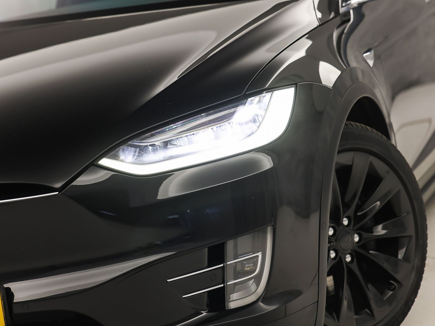 Tesla Model X 100D 7 Persoons 417Pk (AUTOPILOT, LUCHTVERING, STUUR/STOELVERWARMING, CAMERA, ADAPTIVE CRUISE, KEYLESS ENTRY, NIEUWSTAAT)