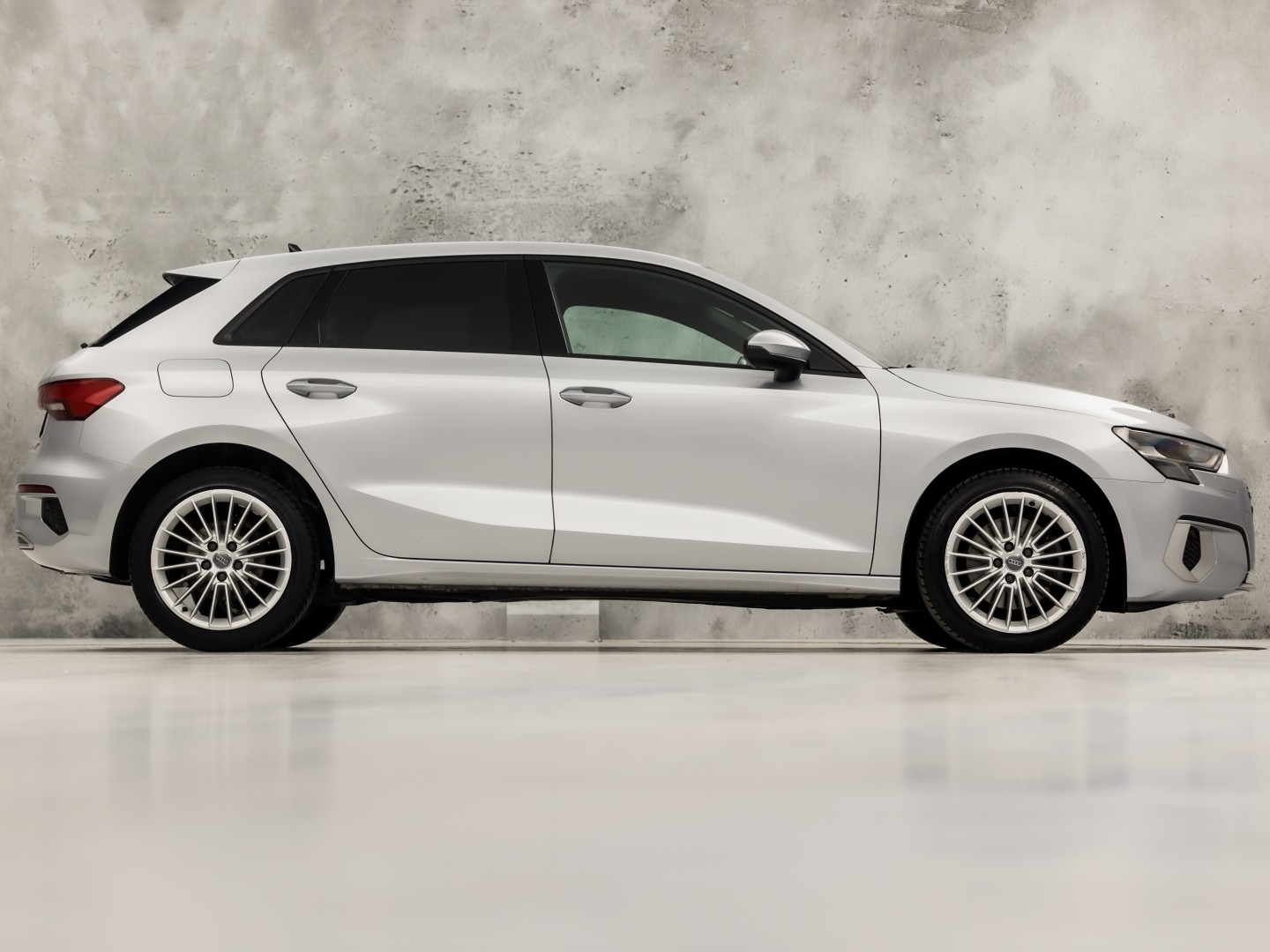 Audi A3 Sportback 30 TFSI Sport (APPLE CARPLAY, GROOT NAVI, CAMERA, ELEK STOEL, ADAPTIVE CRUISE, STOELVERWARMING, SPORTSTOELEN, GETINT GLAS, KEYLESS START, NIEUWSTAAT)