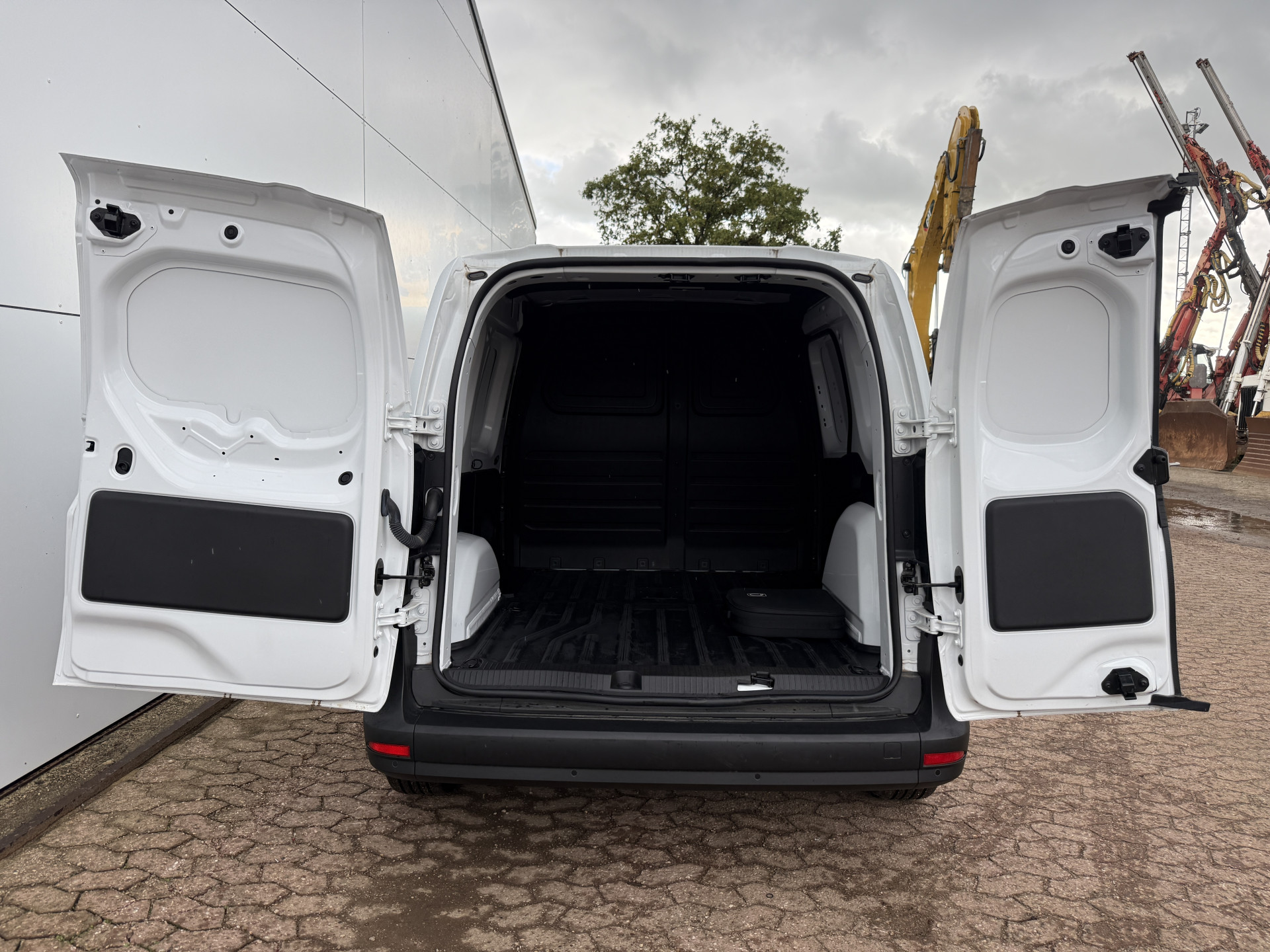 Mercedes-Benz eCitan Pro 51kWh 122PK Nieuw! L1 Elektrisch 300km WLTP 75KW Snelladen Climate Control THERMOTRONIC Cruise Control Carplay Camera Parkeersensoren Achter
