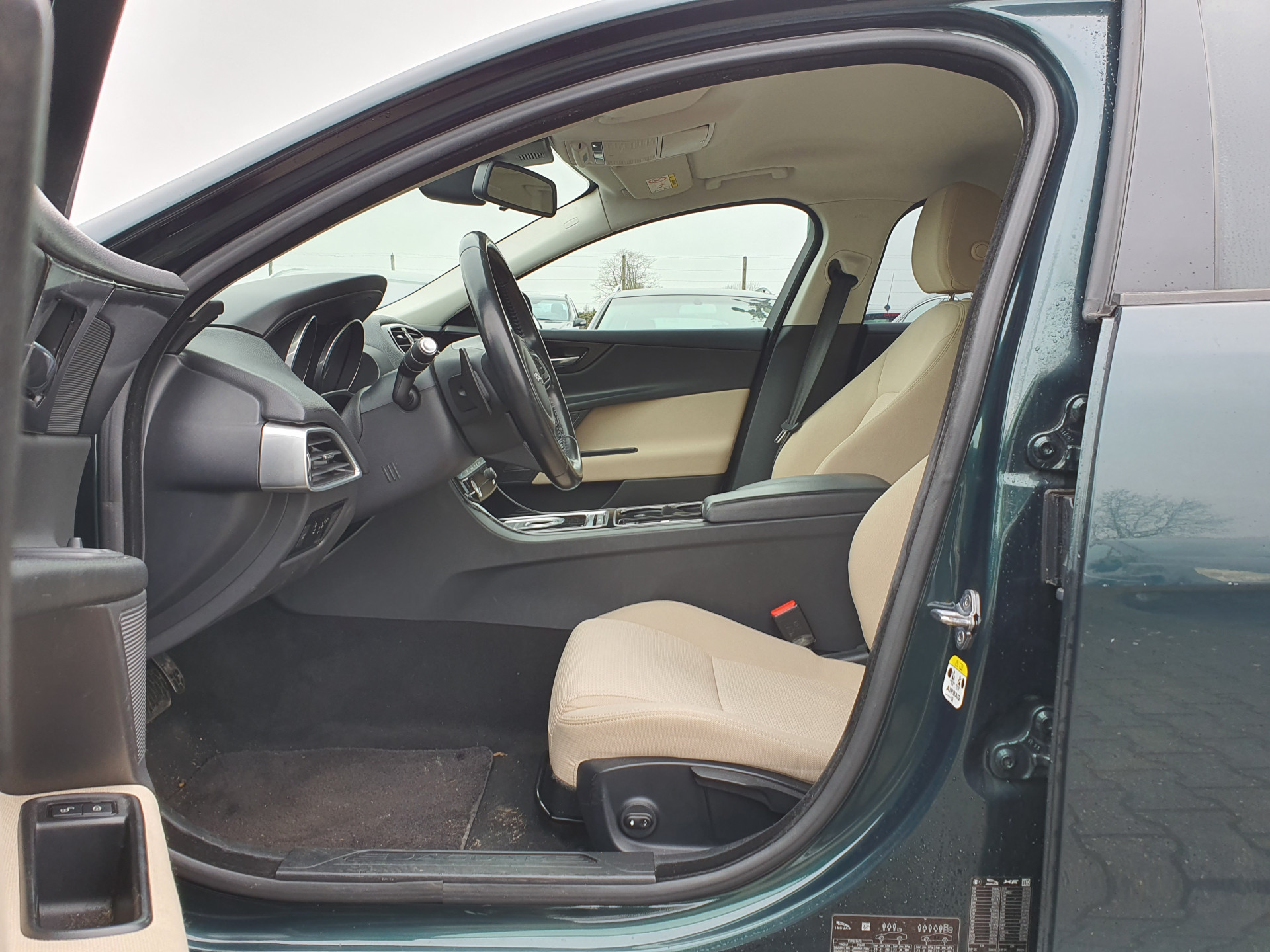 Jaguar XE 2.0 D Prestige ( ⚠️ ) Aut. *NAVI-FULLMAP | CAMERA | ECC | JAGUAR-AUDIO | SHIFT-PADDLES | CRUISE | PDC | LANE-ASSIST | AMBIENT-LIGHT | TOWBAR | COMFORT-SEATS | 17"ALU*