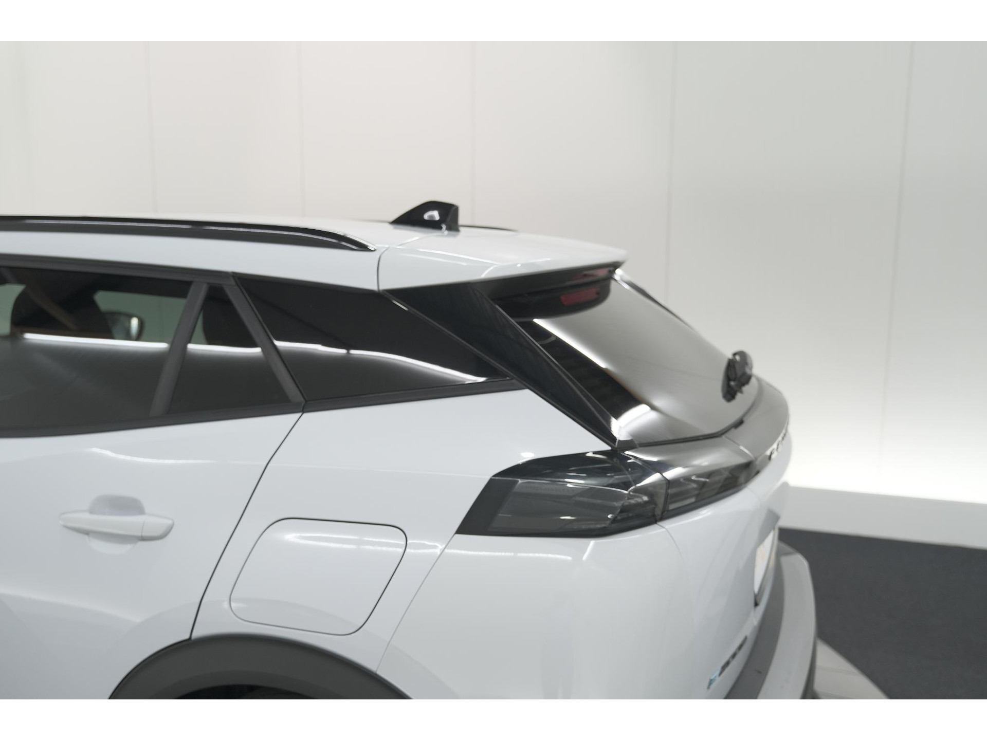 Peugeot e-2008 EV Allure 54 kWh | 97,9% SOH | 11 KW Lader | Apple Carplay | Parkeersensoren