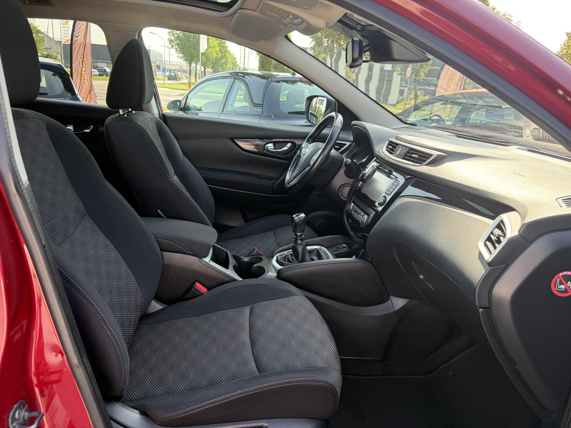 Nissan Qashqai 1.2 N-Connecta 360° Camera,Pano,Trekhaak,Navi,Clima,Cruise,Pdc V+A,Lm velgen,6 Bak,Dakrails,N.A.P,115pk,Apk tot 11-2026