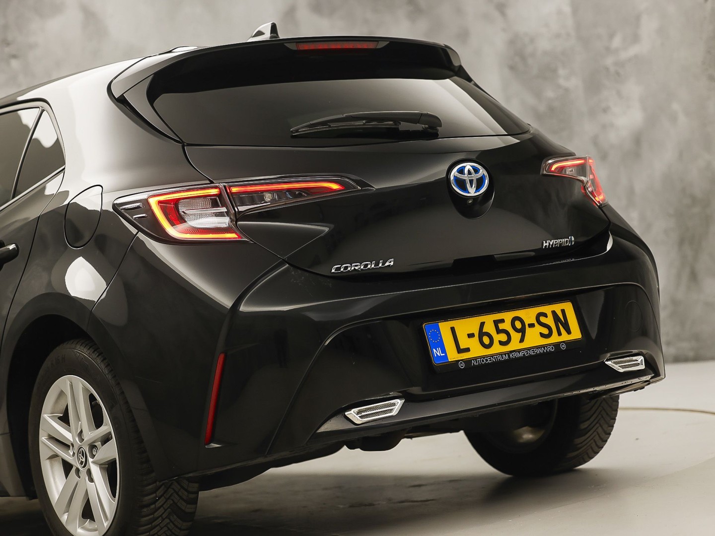 Toyota Corolla 1.8 Hybrid Sport Automaat (VIRTUAL COCKPIT, APPLE CARPLAY, CAMERA, STUUR/STOELVERWARMING, SPORTSTOELEN, ADAPTIVE CRUISE, ZWART HEMEL, NIEUWE APK, NIEUWSTAAT)