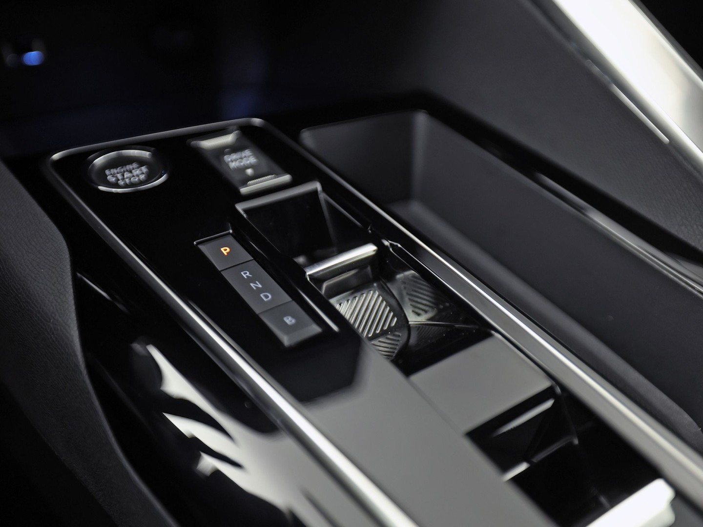 Peugeot 3008 1.6 HYbrid 225 Allure Sport 225Pk Automaat (APPLE CARPLAY, GROOT NAVI, KEYLESS, LEDER, 360 CAMERA, SPORTSTOELEN, ZWART HEMEL, GETINT GLAS, NIEUWSTAAT)