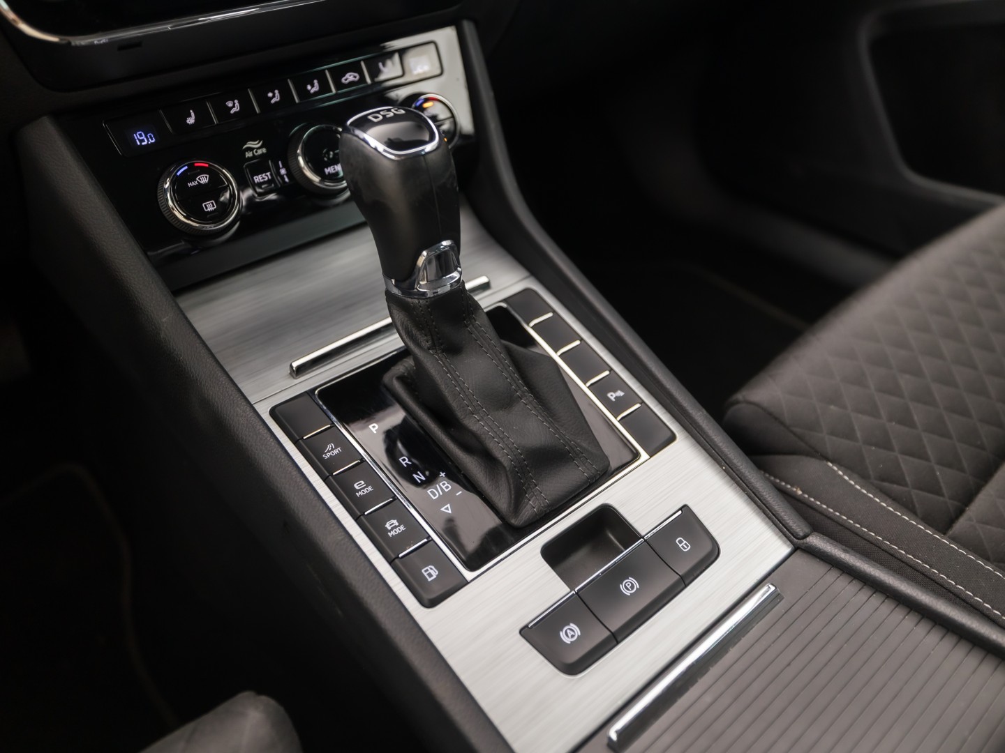 Škoda Superb Combi 1.4 TSI iV Business Sport 218Pk Automaat (VIRTUAL COCKPIT, APPLE CARPLAY, GROOT NAVI, CAMERA, STOELVERWARMING, SPORTSTOELEN, KEYLESS, ADAPTIVE CRUISE, GETINT GLAS, NIEUWSTAAT)