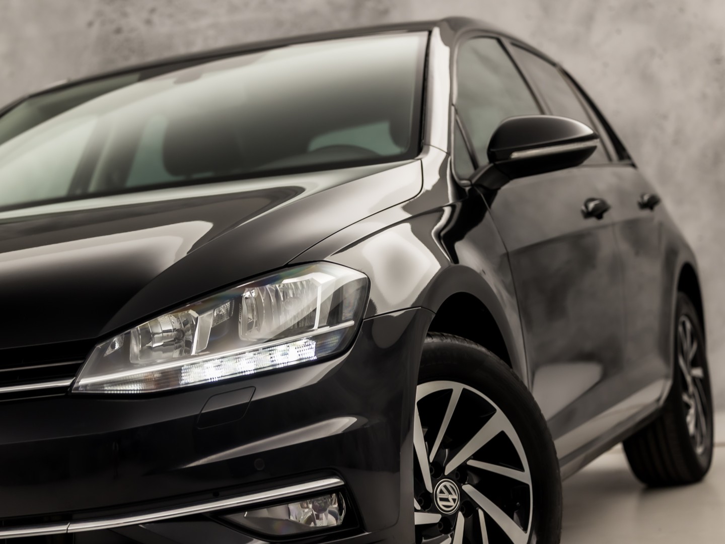 Volkswagen Golf 1.0 TSI Sportline (APPLE CARPLAY, GROOT NAVI, CLIMATE, STOELVERWARMING, SPORTSTOELEN, LM VELGEN, GETINT GLAS, PARKEERSENSOREN, NIEUWSTAAT)