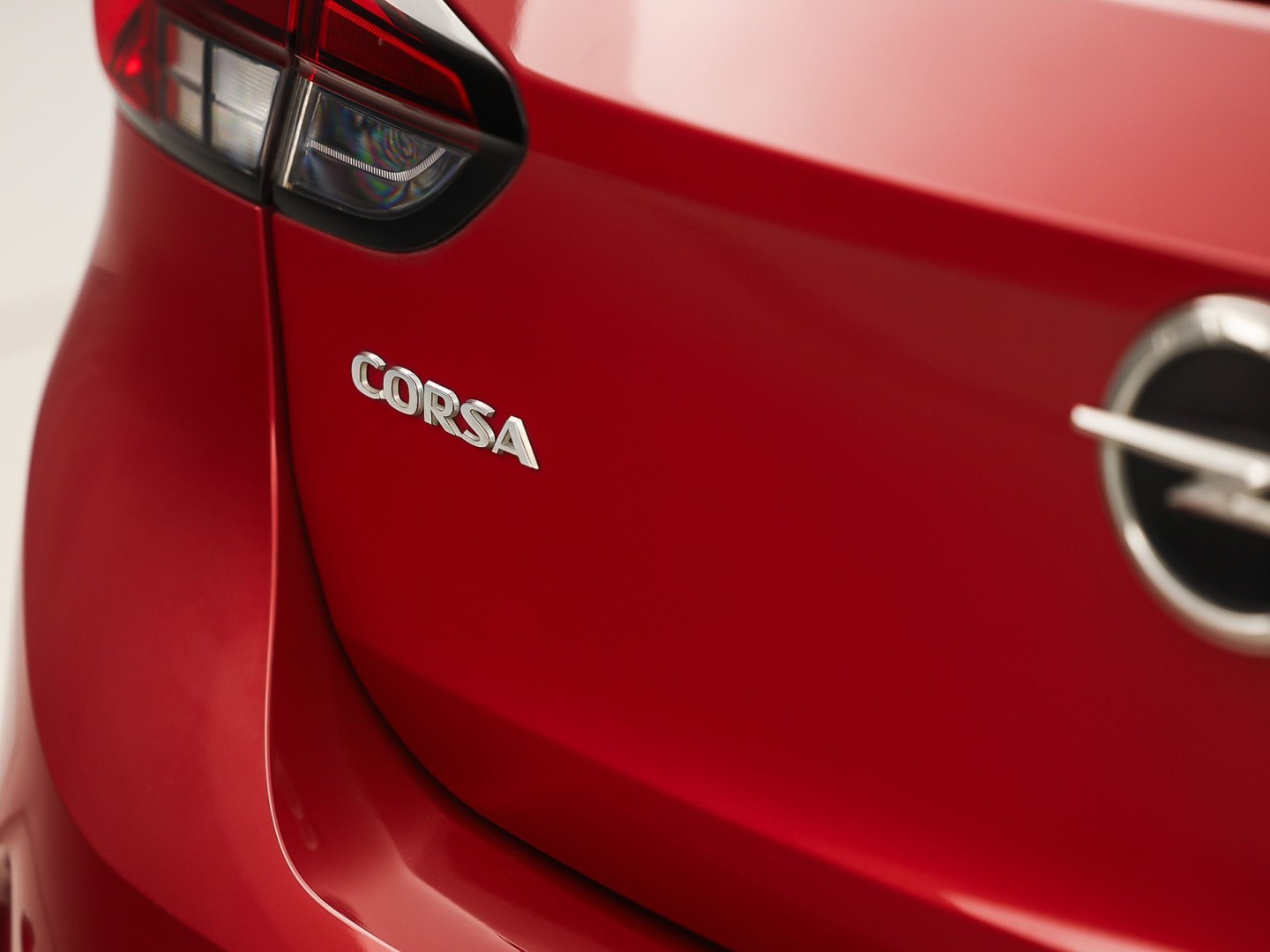 Opel Corsa 1.2 Elegance Sport Automaat (VIRTUAL COCKPIT, APPLE CARPLAY, GROOT NAVI, 360 CAMERA, SPORTSTOELEN, GETINT GLAS, LM VELGEN, LEDER STUURWIEL, NIEUWSTAAT)