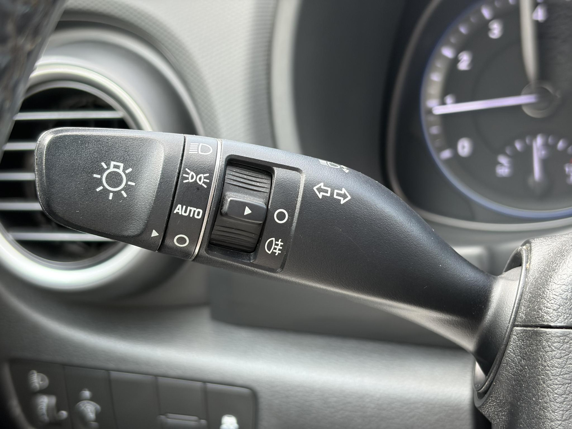 Hyundai Kona 1.0T Essence 2e Eigenaar,Trekhaak,Camera,Carplay,Navi,Clima,Cruise,6 Bak,N.A.P,120pk,Lm velgen,Rijstrooksensor,Pdc,Apk tot 03-2027