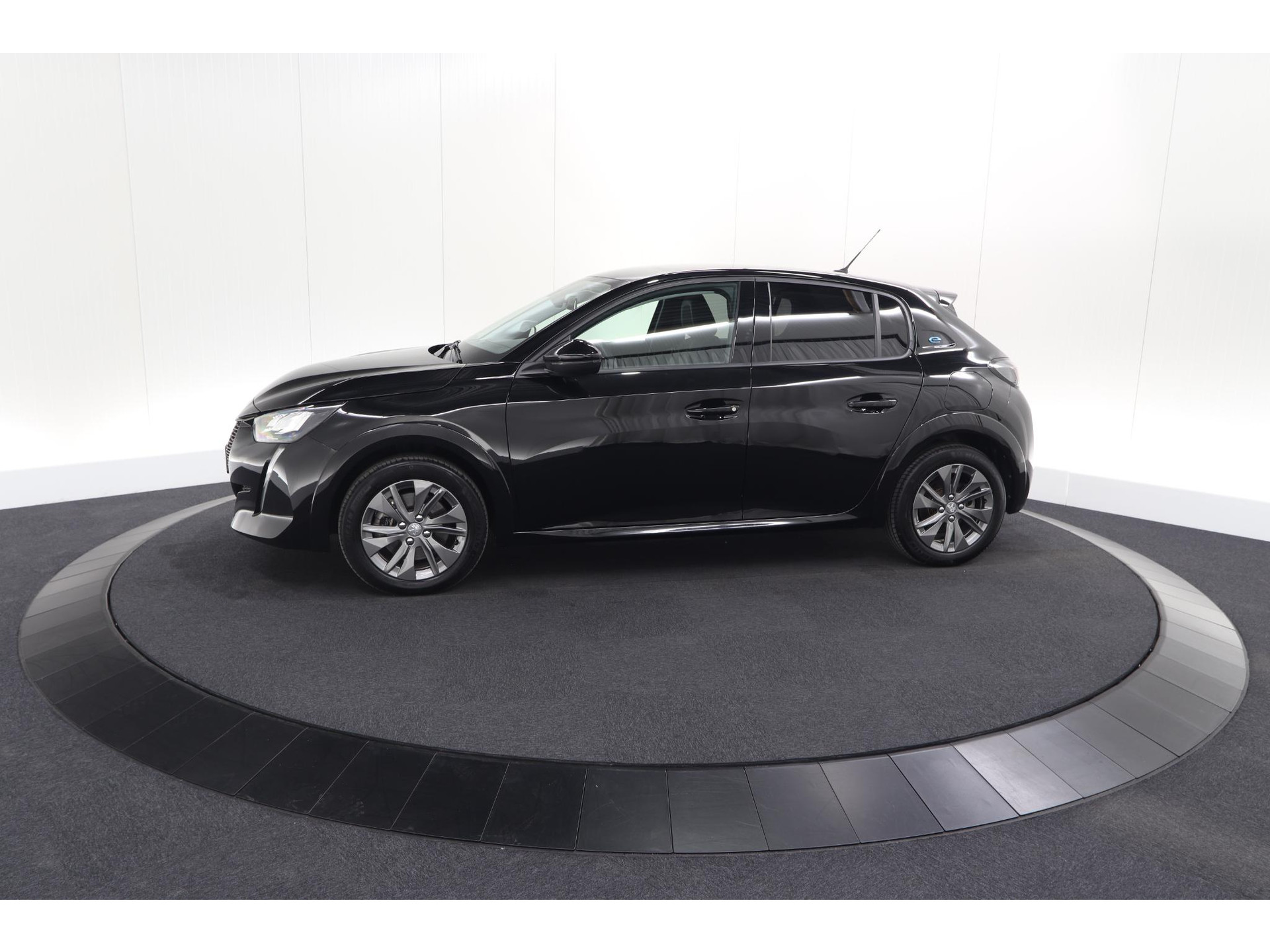 Peugeot e-208 EV Allure 50 kWh | 98,9% SOH | Camera | Navigatie | Parkeersensoren | Stoelverwarming