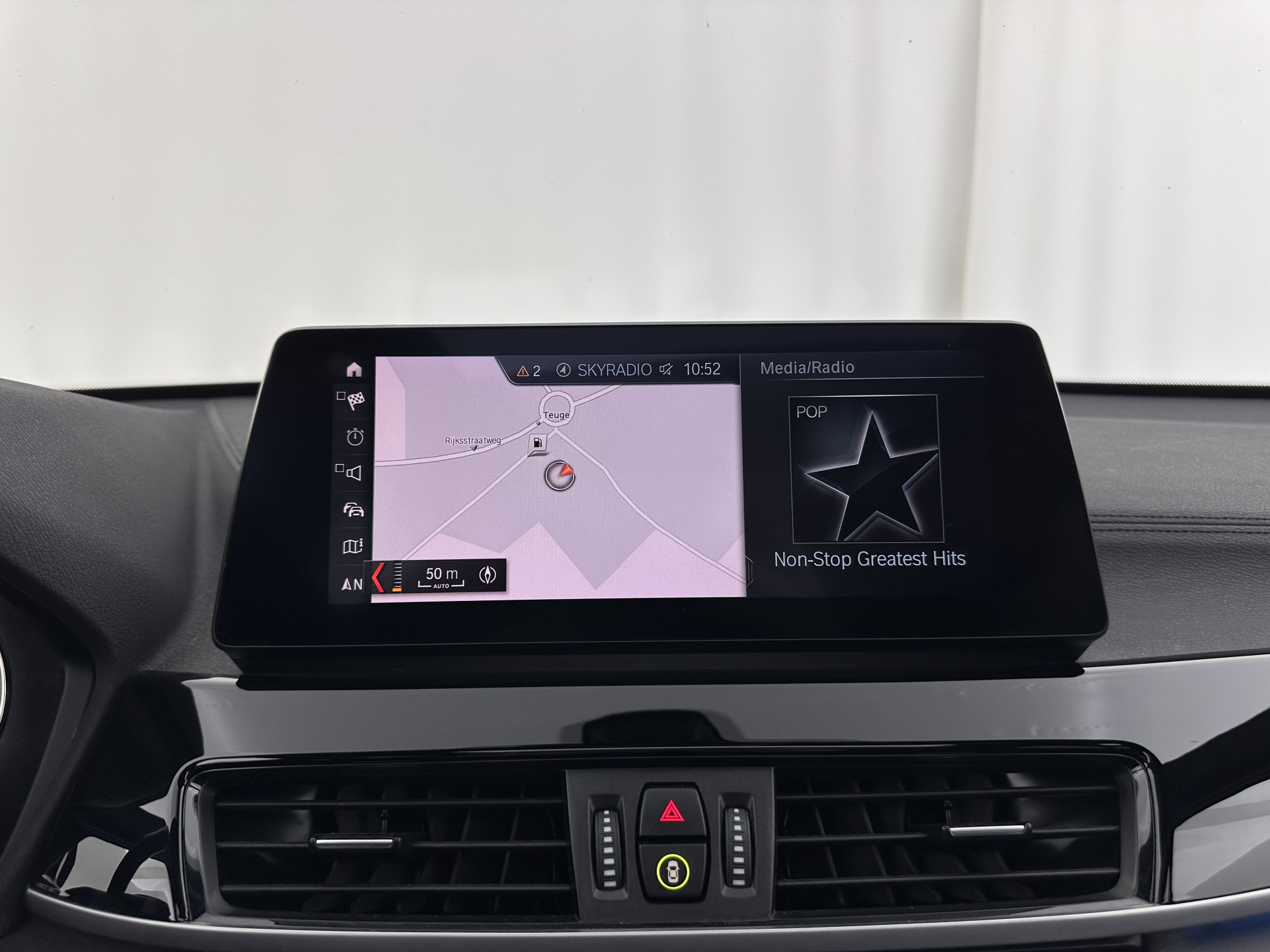 BMW X1 xDrive25e Sportline Business Edition Plus (Plug-In) (INCL-BTW) Aut. *PANO | LEATHER | FULL-LED | HEATED-SPORTSEATS | HIFI-SYSTEM | CAMERA | PRIVACYGLASS | NAVI-FULLMAP | ECC | HEAD-UP | PDC | KEYLESS | DAB | CRUISE | TOWBAR | AMBIENTLIGHT | 18