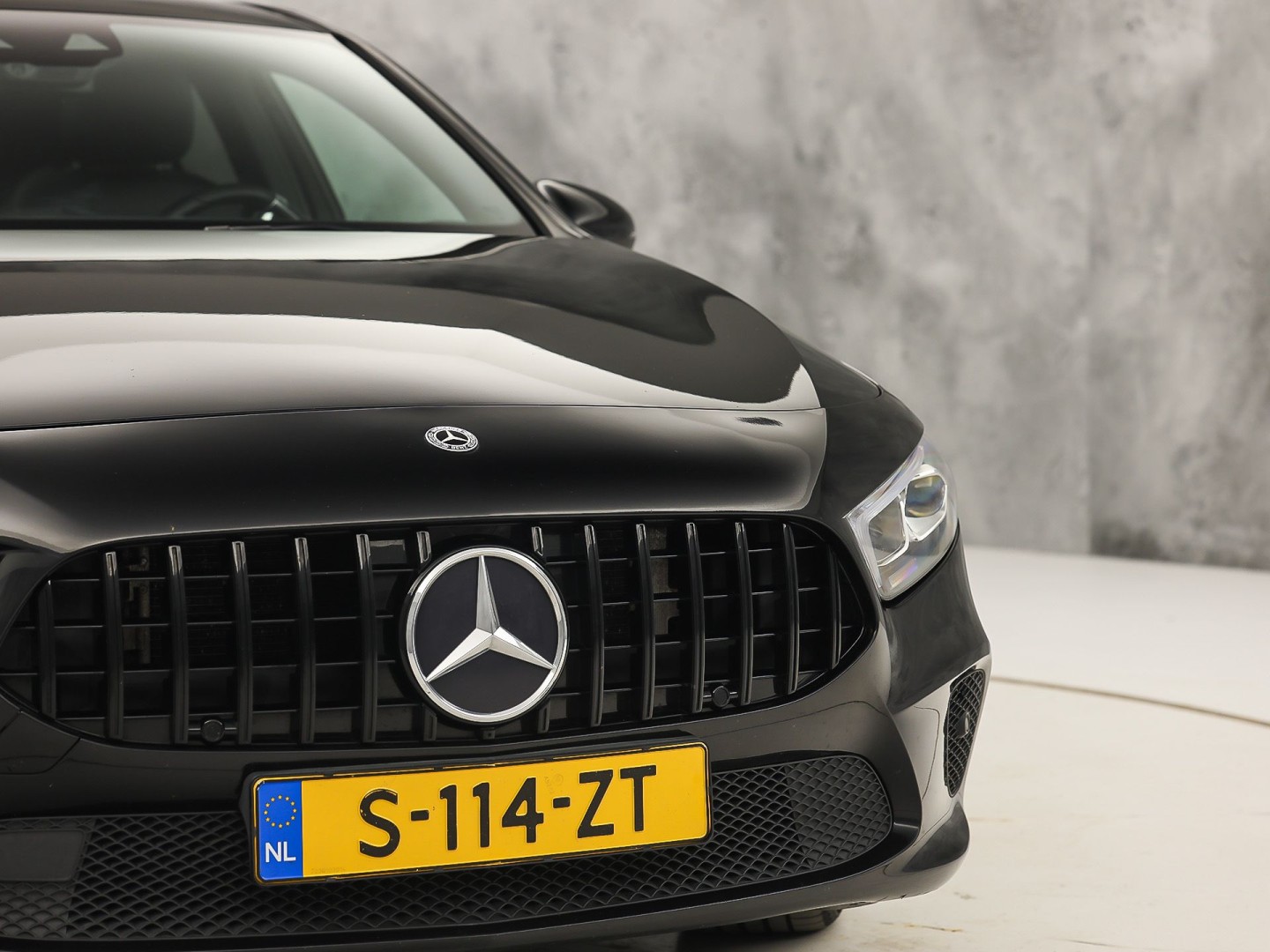 Mercedes-Benz A-Klasse 200 AMG Sport 163Pk Automaat (PANORAMADAK, APPLE CARPLAY, GROOT NAVI, SFEERVERLICHTING, CAMERA, SPORTSTOELEN, LEDER, GETINT GLAS, STOELVERWARMING, NIEUWSTAAT)