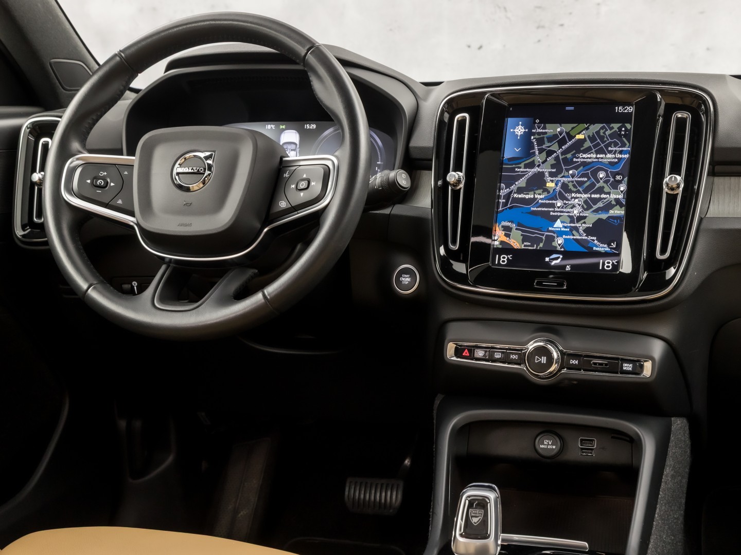 Volvo XC40 1.5 T5 Recharge Inscription Sport 262Pk Automaat (PANORAMADAK, APPLE CARPLAY, MEMORY SEAT, ZWART HEMEL, CAMERA, LEDER, SPORTSTOELEN, ELEK ACHTERKLEP, NIEUWSTAAT)