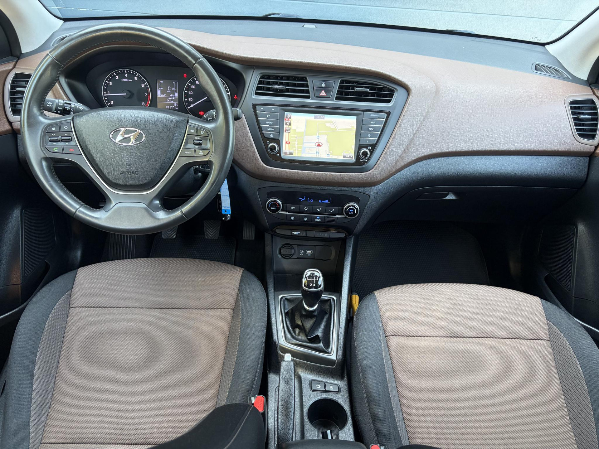 Hyundai i20 1.0 T-GDI Comfort 2e Eigenaar l Trekhaak l Navi l Camera l Carplay l Clima l Cruise l Rijstrooksensor l Pdc l N.A.P l Apk tot 05-2027