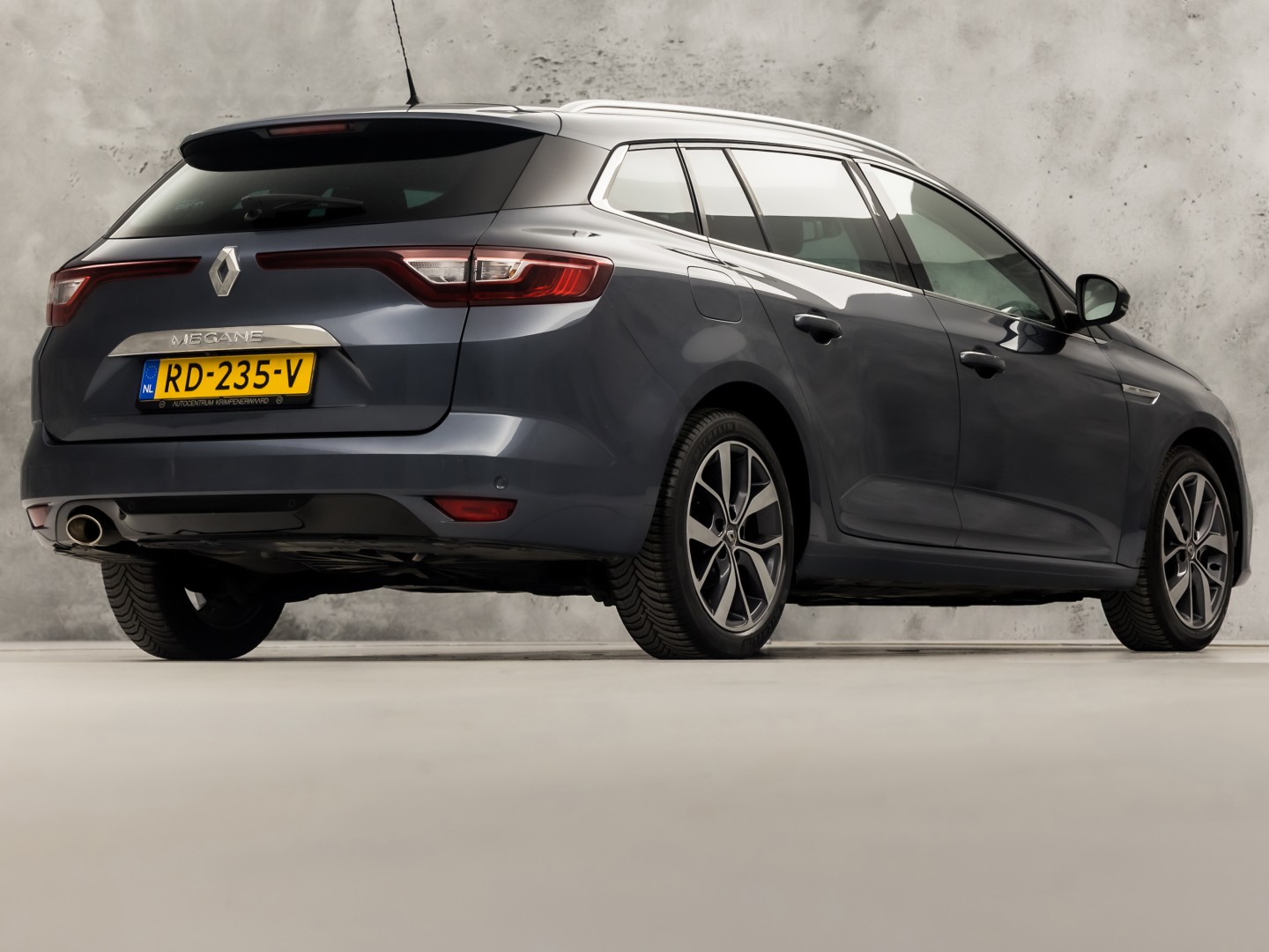 Renault Mégane Estate 1.2 TCe Bose Sport (APPLE CARPLAY, NAVIGATIE, LEDER, CAMERA, GETINT GLAS, SPORTSTOELEN, PARKEERSENSOREN, CRUISE, NIEUWSTAAT)
