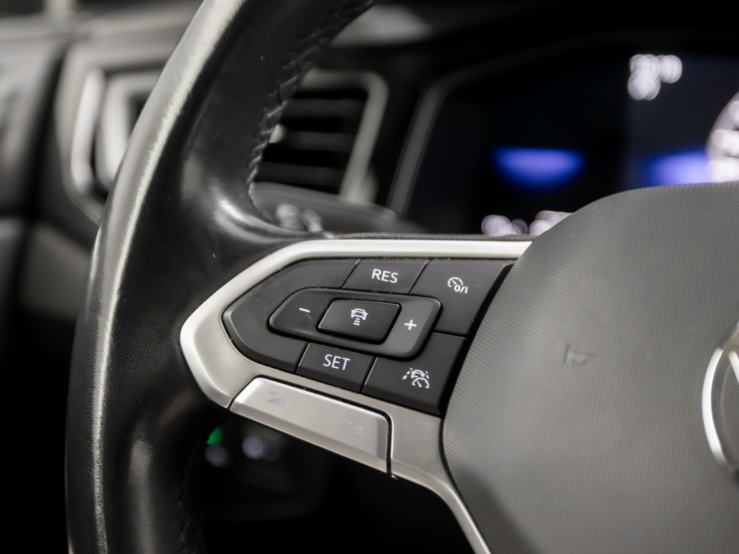 Volkswagen Polo 1.0 TSI Sport (VIRTUAL COCKPIT, 1e EIGENAAR, APPLE CARPLAY, GROOT NAVI, CLIMATE, STOELVERWARMING, SPORTSTOELEN, GETINT GLAS, LM VELGEN, CRUISE, PARKEERSENSOREN, NIEUWSTAAT)