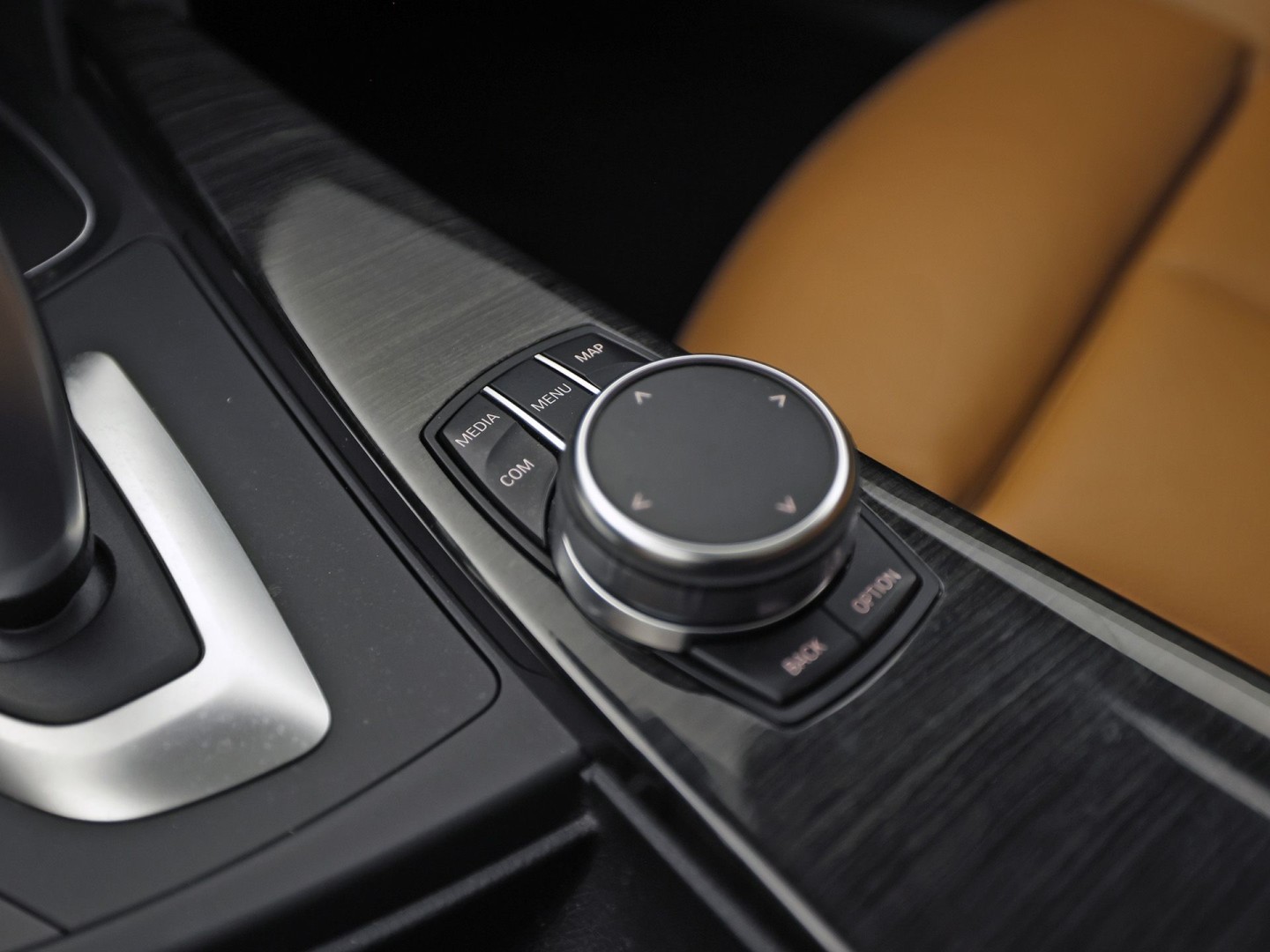 BMW 3 Serie 318i M Sport Automaat (PANORAMADAK, M PAKKET, GROOT NAVI, CAMERA, DEALER ONDERHOUDEN, COGNAC LEDER, SPORTSTOELEN, STOELVERWARMING, VIRTUAL COCKPIT, NIEUWSTAAT)