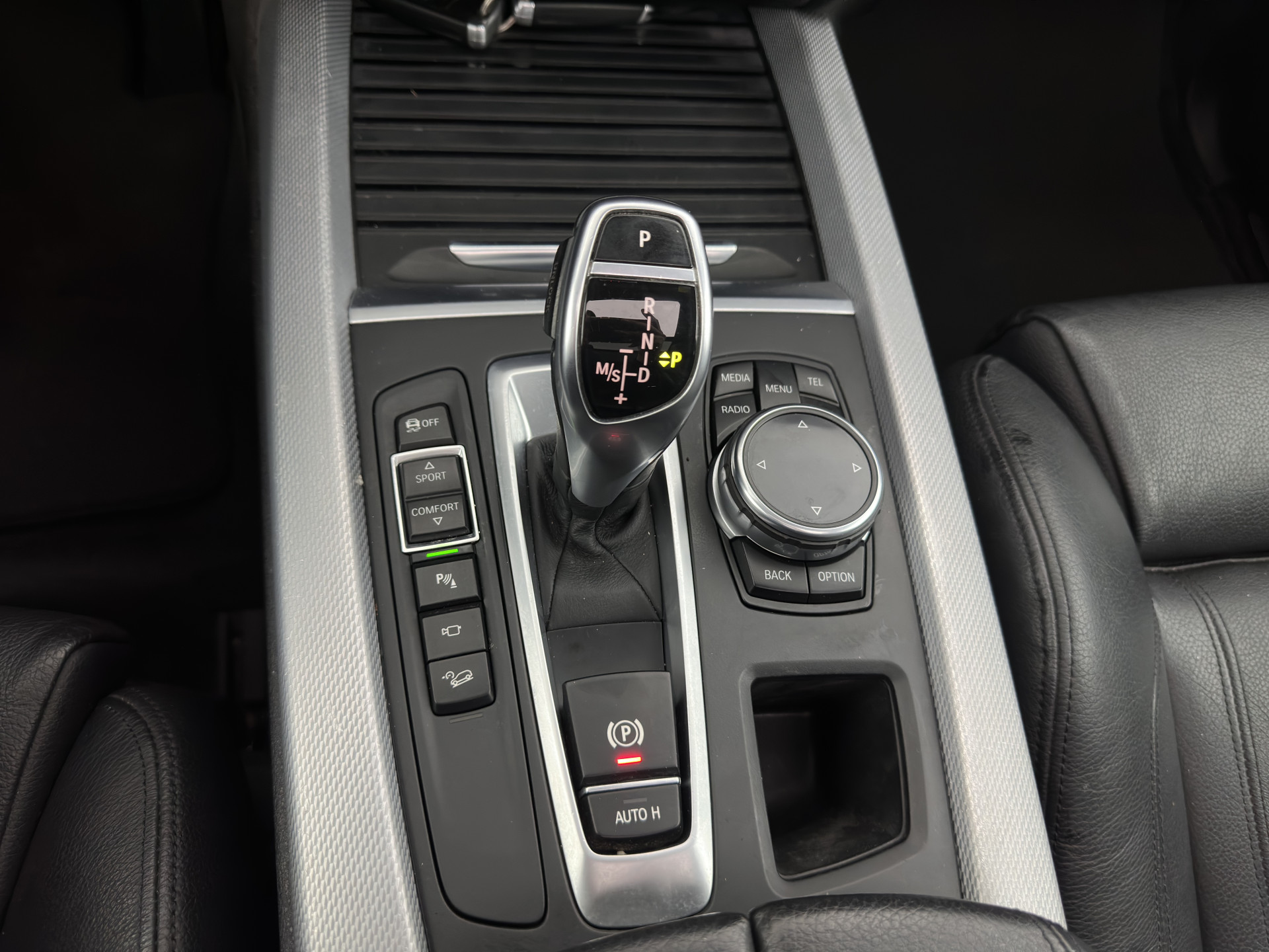 BMW X5 xDrive50i M-Sport High Executive [ 7-pers. ] Aut. *PANO | LUXURY-LEATHER | FULL-LED | HEAD-UP | MEMORY-PACK | DIGI-COCKPIT | KEYLESS | CAMERA | NAVI-FULLMAP | AMBIENT-LIGHT | HEATED-COMFORTSEATS | SHIFT-PADDLES | PRIVACY-GLASS | TOWBAR