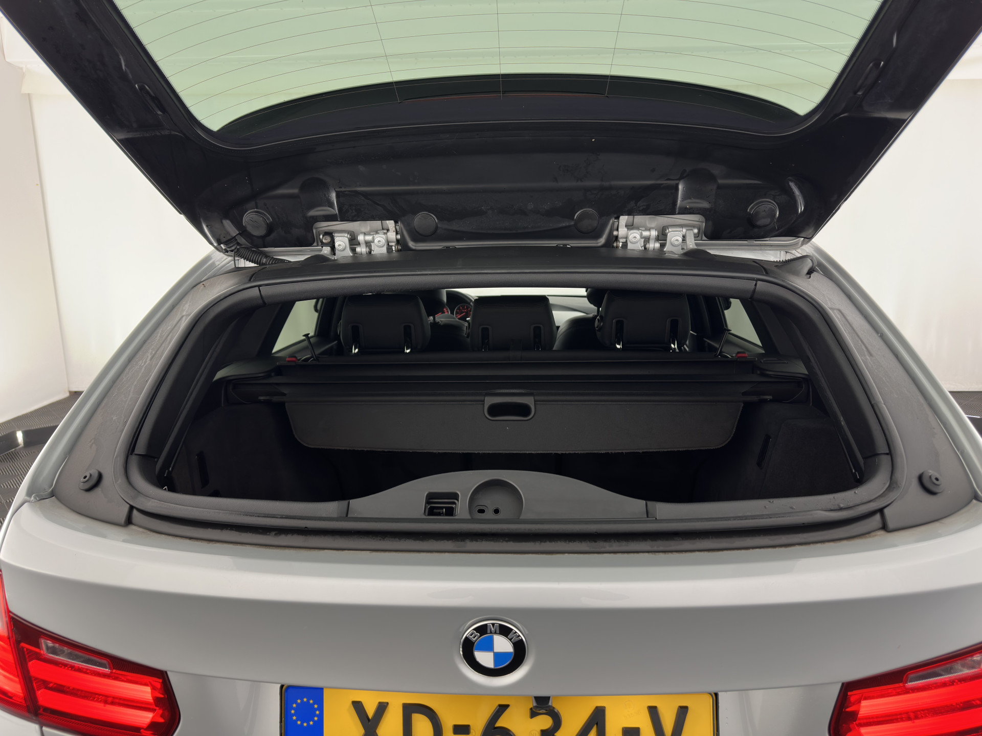 BMW 3-serie Touring 330d xDrive M-Aerodynamica-Pack High-Executive Aut * LEATHER | NAVI-FULLMAP | XENON | HEATED-SPORTSEATS | SHIFT-PADDLES | PDC | PRIVACY-GLASS | KEYLESS | CAMERA | TOWBAR | 18''ALU*