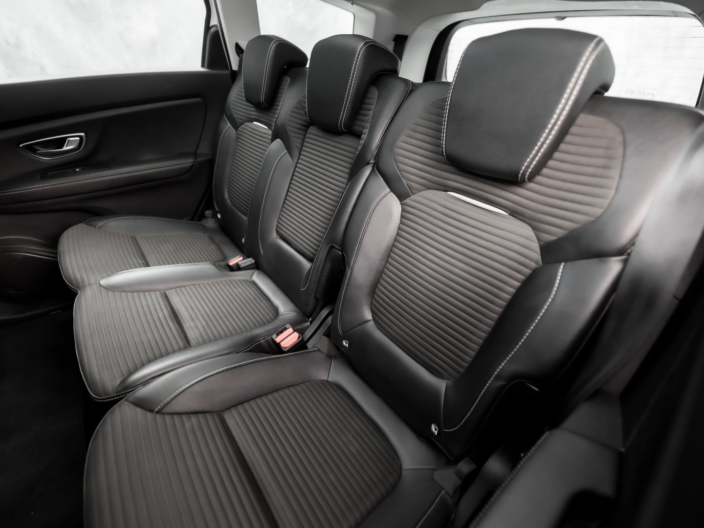 Renault Grand Scénic 1.3 TCe Bose 7 Persoons (PANORAMADAK, APPLE CARPLAY, GROOT NAVI, LEDER, SPORTSTOELEN, GETINT GLAS, BOSE AUDIO, CAMERA, NIEUWE APK, NIEUWSTAAT)