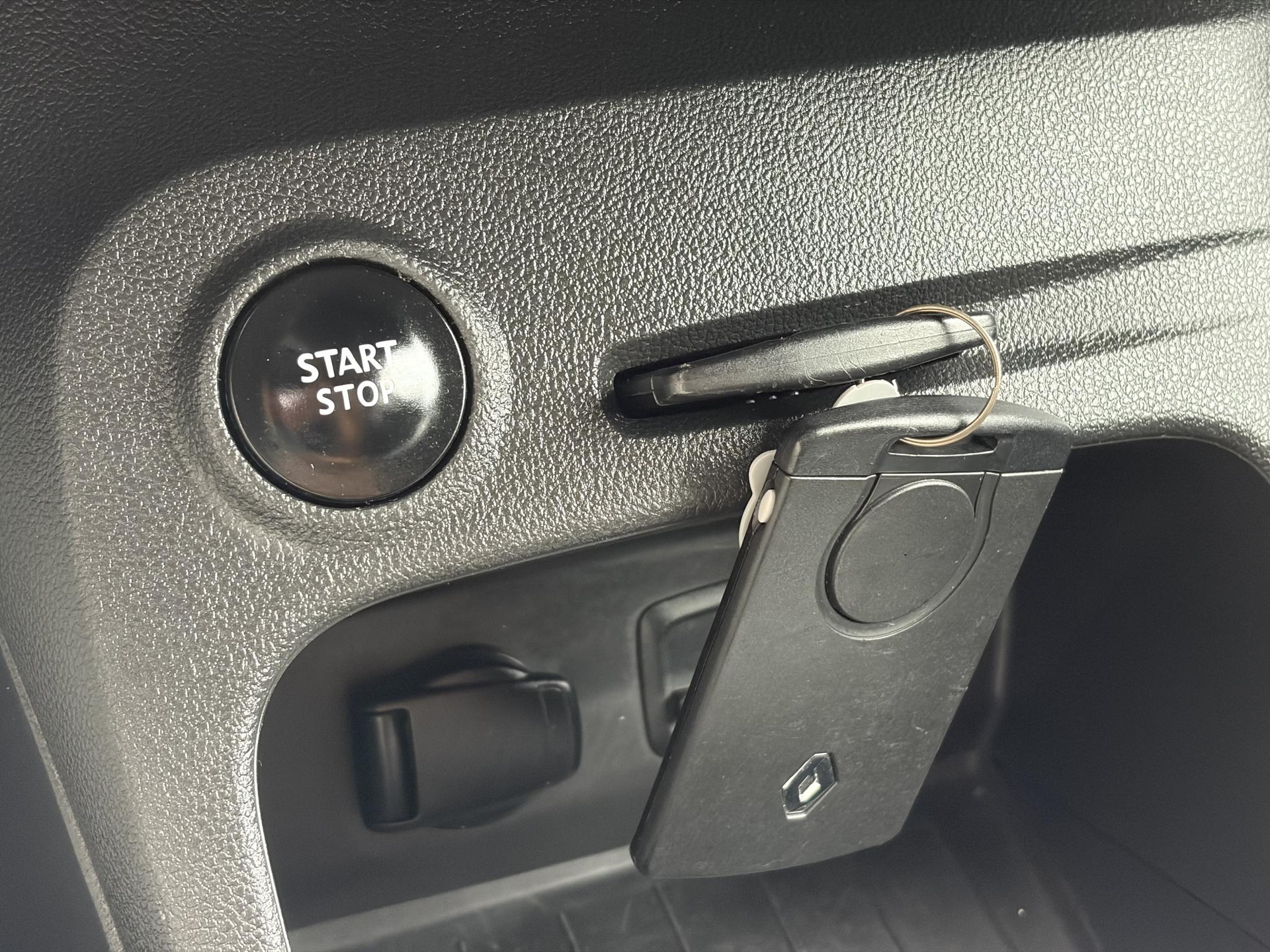 Renault Captur 1.2 TCe Intens 120pk,1e Eigenaar,Camera,Trekhaak,Carplay,Pdc,Clima,Cruise,Dealer Onderhouden,6 Bak,Lm velgen,Dodehoek,N.A.P,Apk tot 10-2027