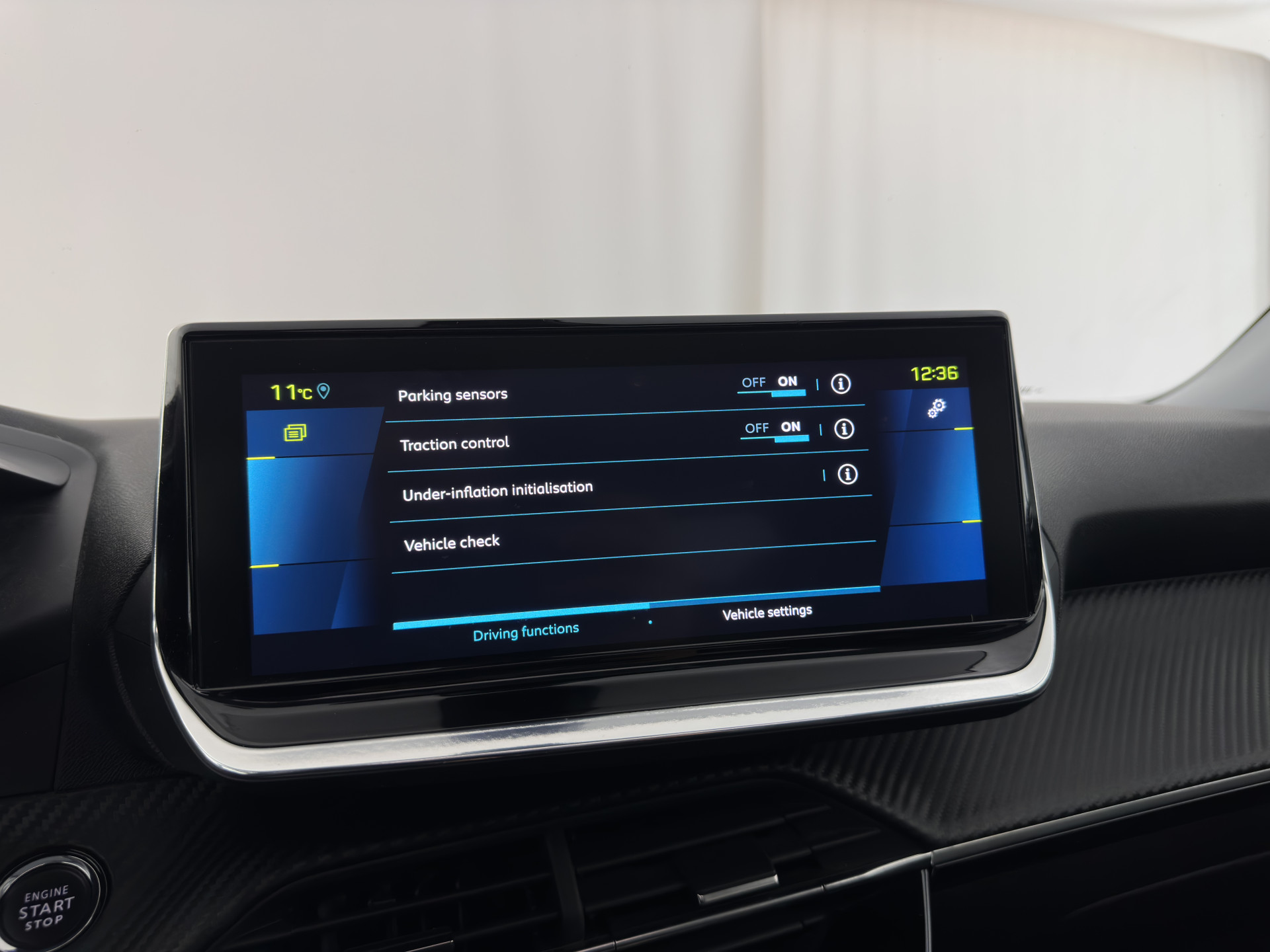 Peugeot e-2008 EV Allure 50 kWh [ 3-Fase ] {SOH-84%} (INCL-BTW) *PANO | LEATHER-FABRIC | FULL-LED | SPORT-SEATS | DIGI-COCKPIT | CAMERA | KEYLESS | PRIVACY-GLASS | DAB+ | NAVI-FULLMAP | ECC | CARPLAY | LANE-ASSIST | PDC | CRUISE | 17''ALU*