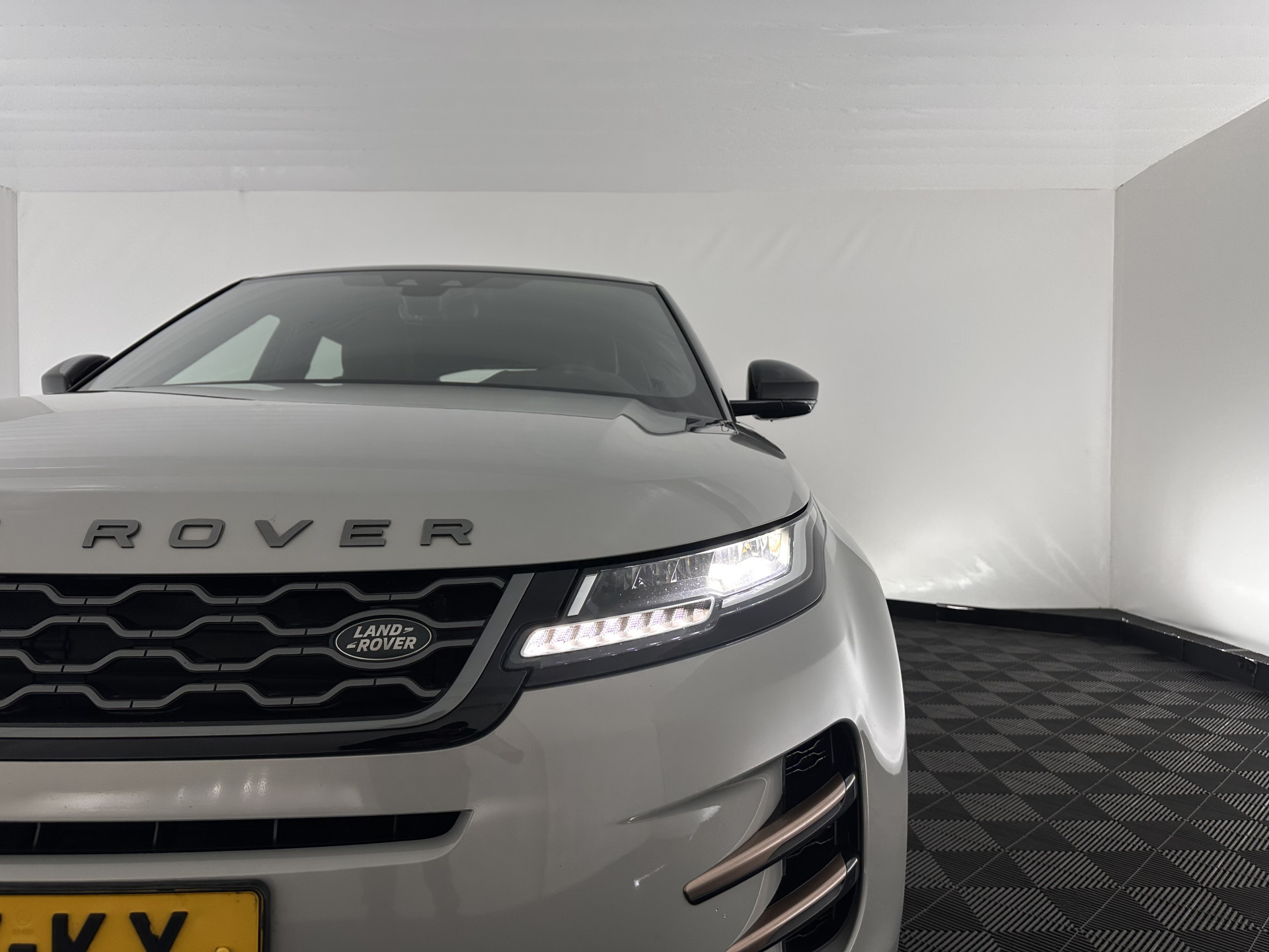 Land Rover Range Rover Evoque 2.0 D180 AWD SE (INCL-BTW) Aut. *LEATHER | FULL-LED | HEATED-COMFORTSEATS | NAVI-FULLMAP | SHIFTPADDLES | CAMERA | ECC | CARPLAY | PDC | CRUISE | 18''ALU*