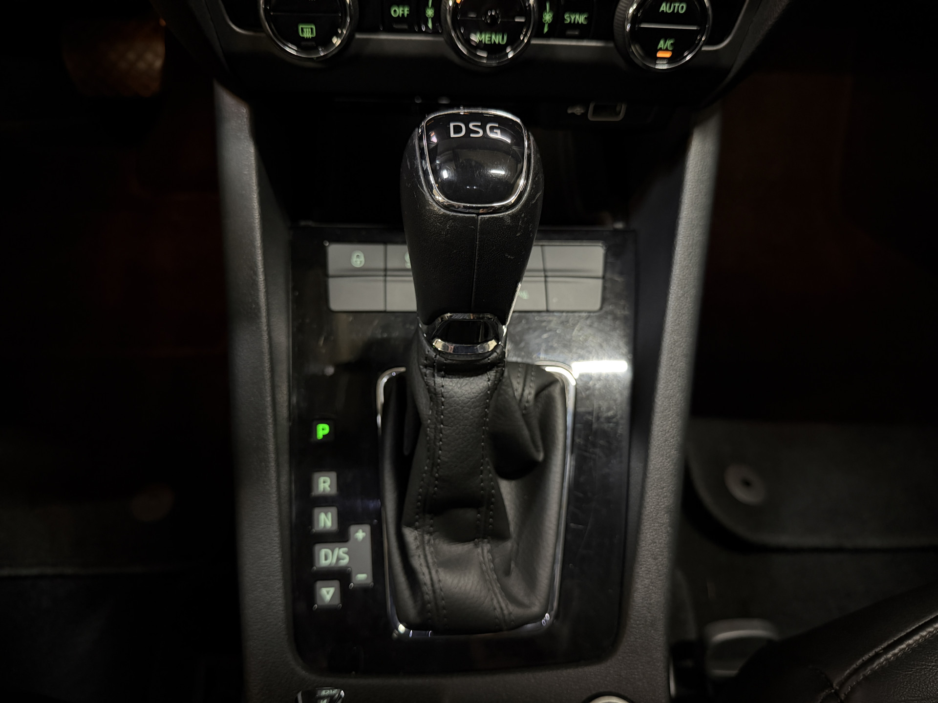 ŠKODA Octavia Combi 2.0 TSI 191PK Style Business | Leder | Adaptive cruise | Afn. trekhaak | Camera | Carplay | Dealer onderhouden