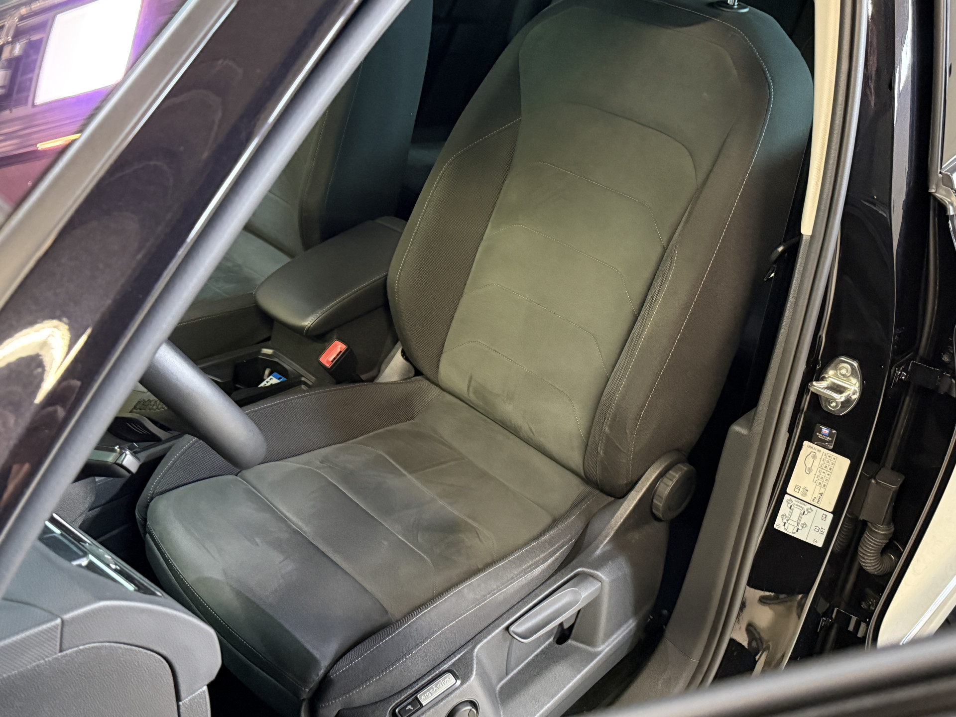 Volkswagen Tiguan 1.4 TSI eHybrid R-Line Business+ | Camera | Stoelverwarming | Dodehoeksensoren