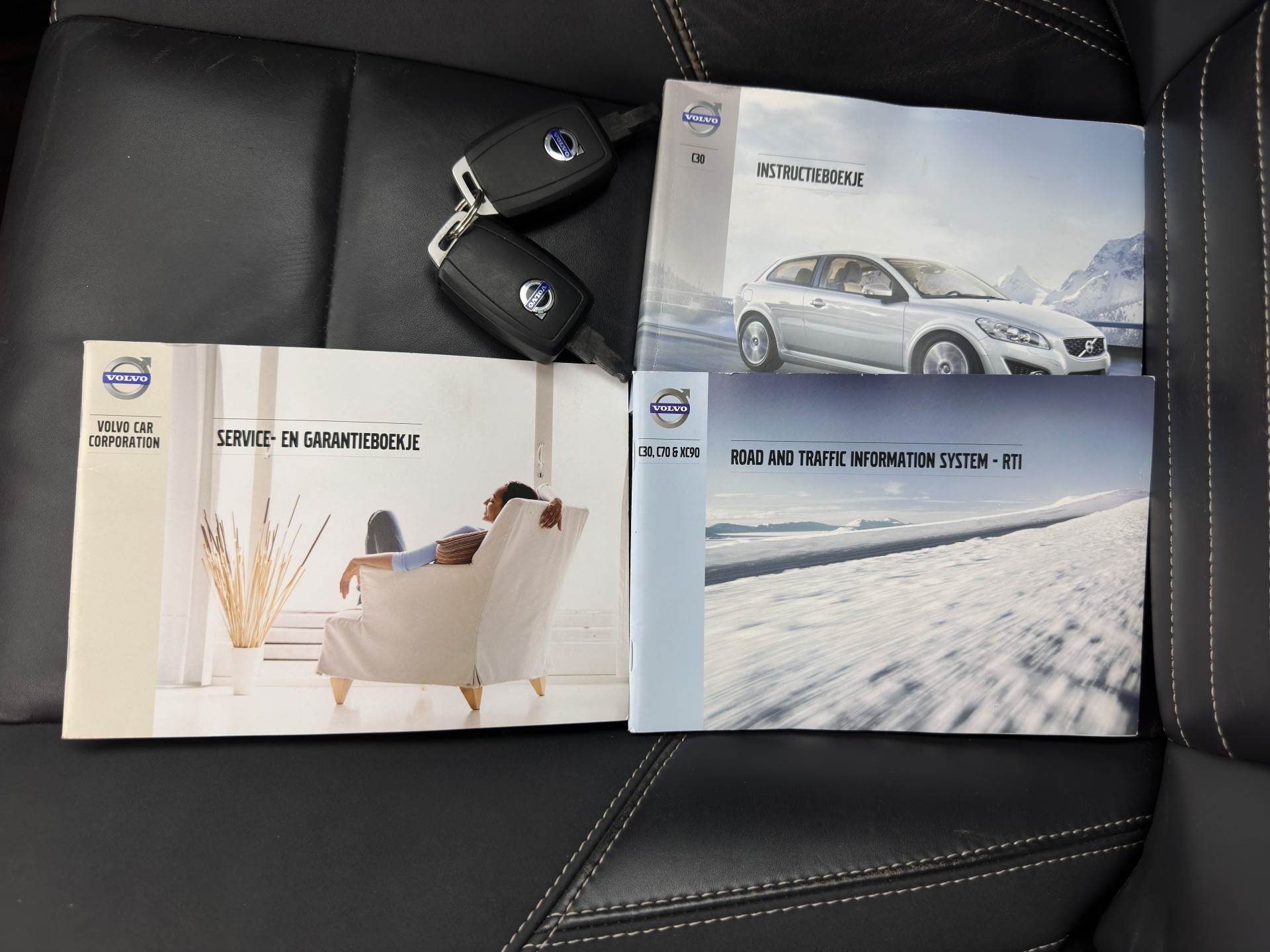 Volvo C30 1.6 D2 R-Design Sport-pack *PANO | BI-XENON | LEATHER-FABRIC | NAVI-FULLMAP | HEATED-SPORTSEATS | ECC | CARBON-INLAY | PDC | PREMIUM-AUDIO | CRUISE | 17''ALU*