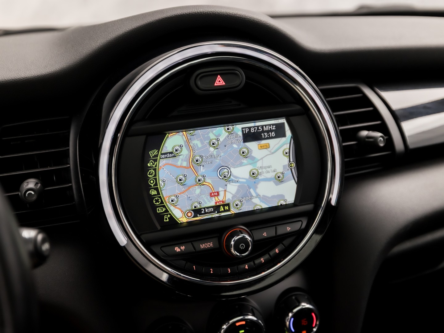 MINI 5-deurs 1.5 Cooper Chili Sport Automaat 136Pk (PANORAMADAK, 1e EIGENAAR, DEALER ONDERHOUDEN, 5 DEURS, NAVIGATIE, LEDER, SPORTSTOELEN, GETINT GLAS, PARKEERSENSOREN, NIEUWSTAAT)