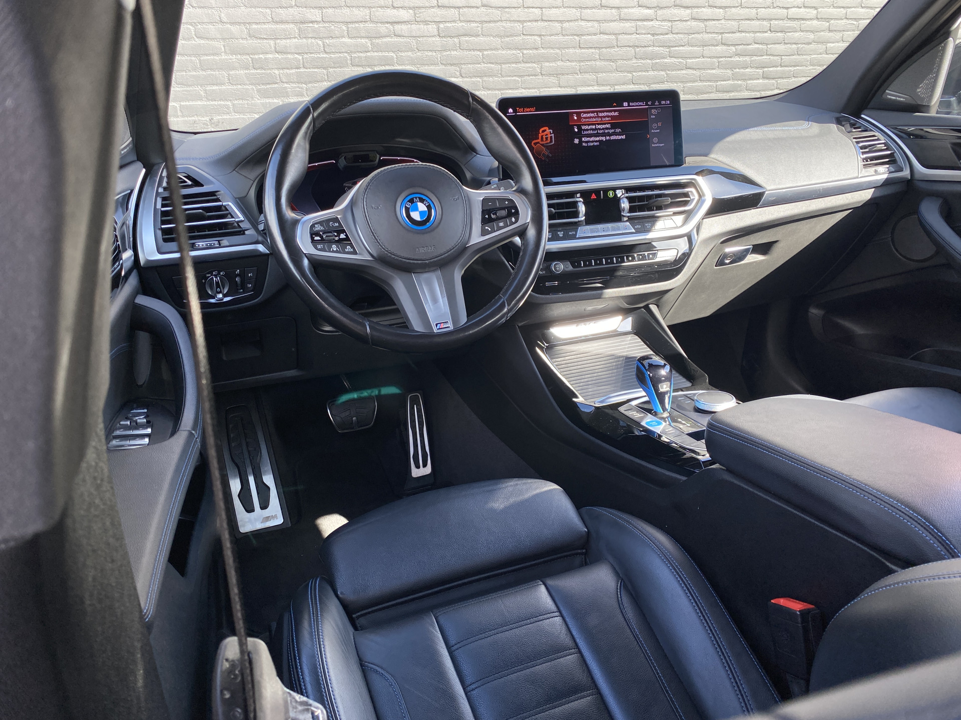 BMW iX3 M Sport High Executive 80 kWh | 1e eigenaar | dealer onderhouden | panoramadak | leder interieur | SOH accu 99.5%